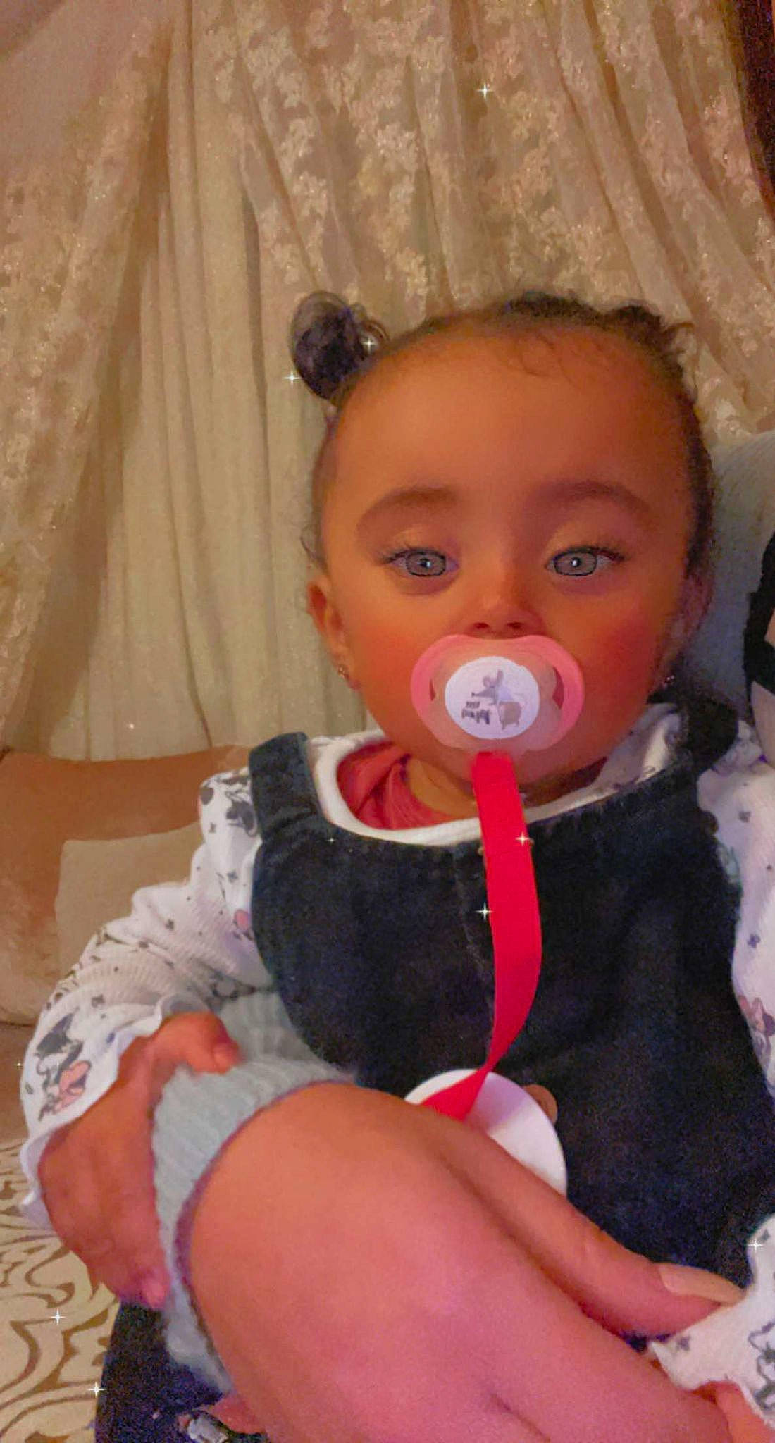 Rym participe au concours pour gagner de l'argent avec cette photo : baby_toddler_clothing, cheek, chin, ear, eye, eyebrow, eyelash, facial_expression, hairstyle, hand, head, human_body, iris, lip, mouth, nose, person, product, skin, sleeve