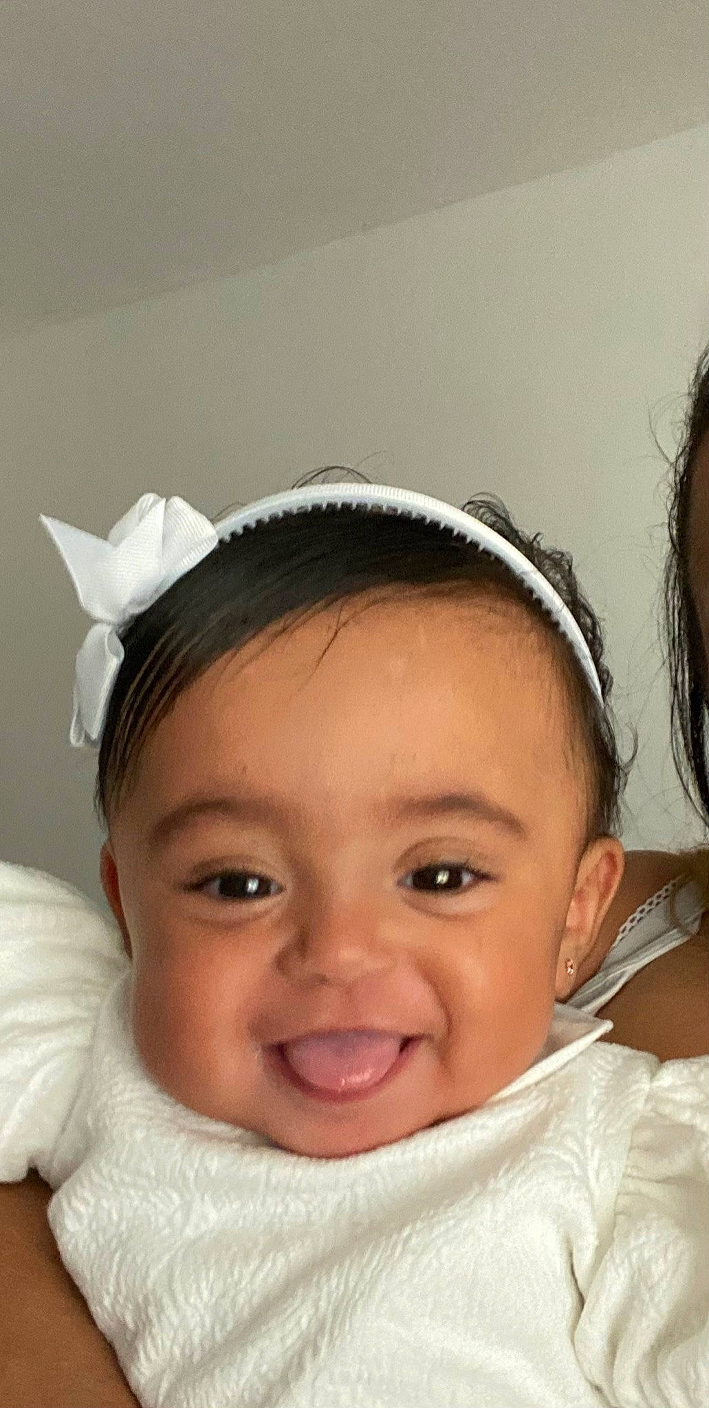 Rym participe au concours pour gagner de l'argent avec cette photo : black_hair, cheek, chin, ear, eye, eyebrow, eyelash, facial_expression, forehead, gesture, hair, hairstyle, happy, headgear, iris, joy, lip, nose, person, skin