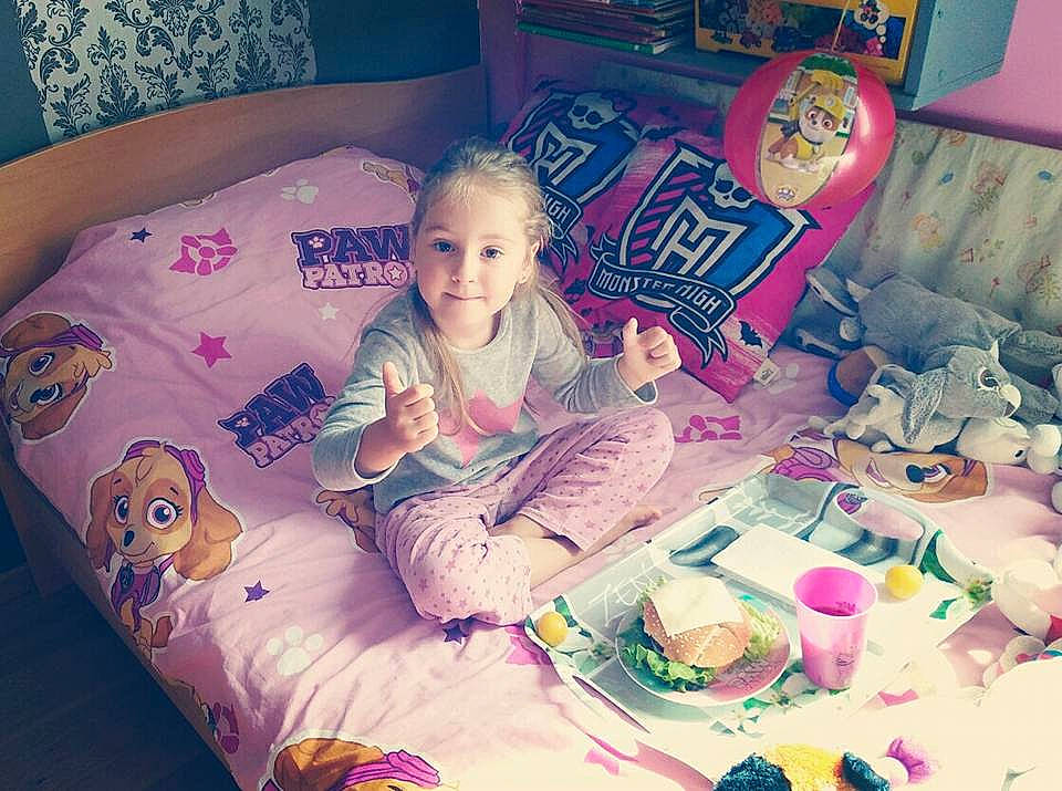 Yasmine a rejoint le concours — aidez-le/la à gagner de superbes lots ! bedtime, child, day, fun, girl, infant, person, pink, play, product, purple, textile, toddler