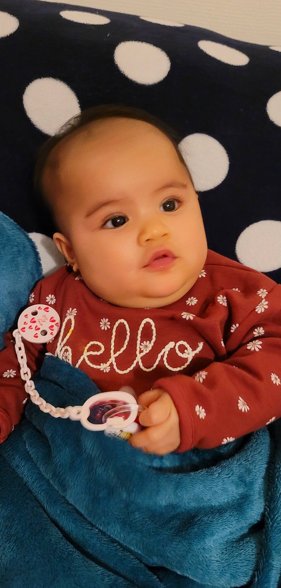 Leialoha a rejoint le concours — aidez-le/la à gagner de superbes lots ! baby, baby_toddler_clothing, cheek, child, chin, cool, facial_expression, finger, fun, gesture, happy, lip, nail, nose, person, pink, sitting, skin, sleeve, thumb