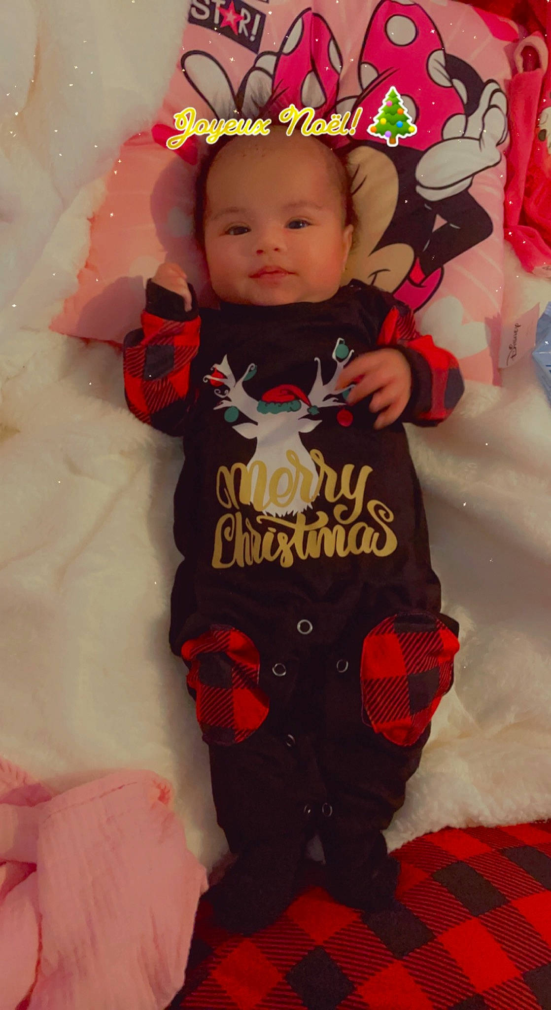 Vaihealani participe au concours pour gagner de l'argent avec cette photo : baby, baby_products, baby_toddler_clothing, carmine, child, fictional_character, hand, happy, head, human_body, jacket, jeans, neck, pattern, person, personal_protective_equipment, pink, sleeve, t_shirt, textile