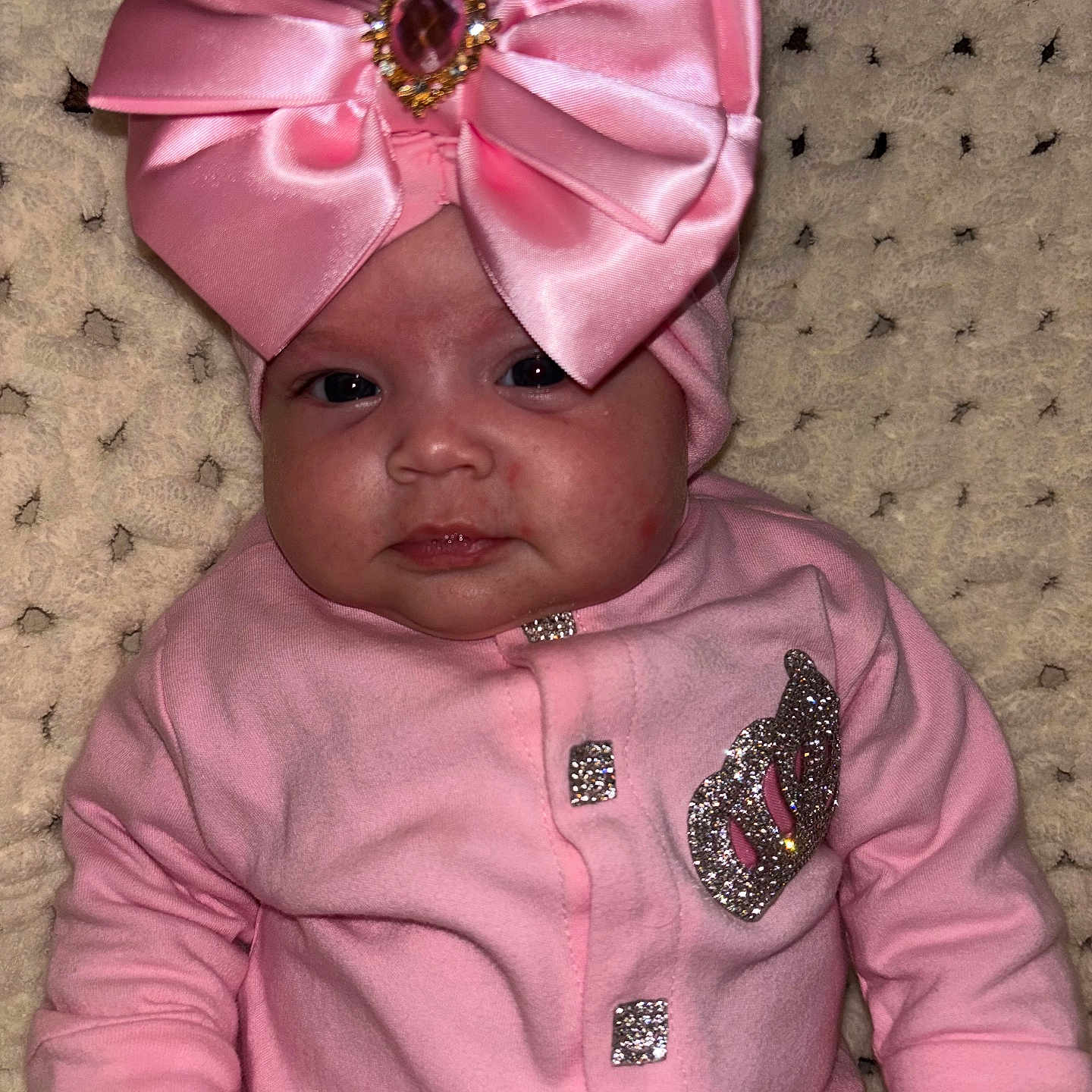 Kadjira participe au concours pour gagner de l'argent avec cette photo : adorable, baby, blanket, bow, child, clothing, cute, cute_expression, face, hand, headband, indoor, infant, pink_outfit, portrait, sitting, soft_texture, sparkle, warm_lighting, young_child