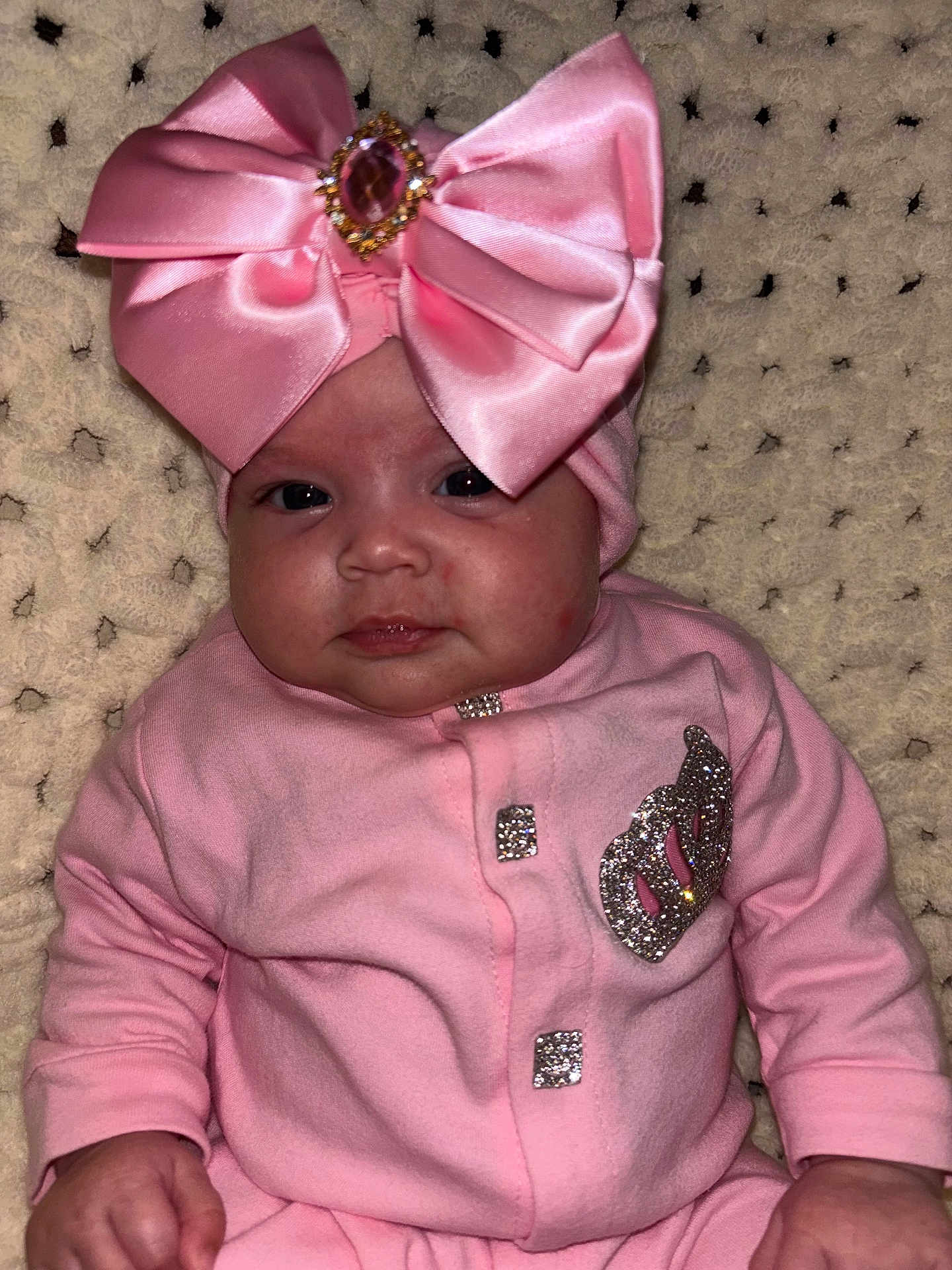 Kadjira participe au concours pour gagner de l'argent avec cette photo : baby, pink_outfit, headband, bow, sparkle, blanket, cute, infant, portrait, child, clothing, face, hand, sitting, indoor, young_child, soft_texture, cute_expression, adorable, warm_lighting