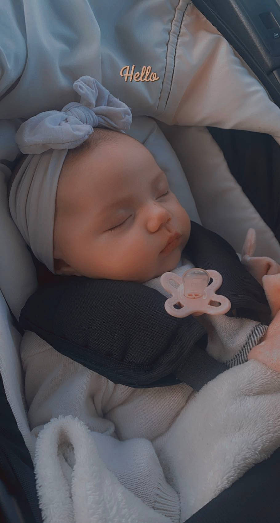 Maëlya participe au concours pour gagner de l'argent avec cette photo : baby, baby_products, baby_toddler_clothing, cheek, child, chin, comfort, facial_expression, finger, hand, human, linens, mammal, mouth, person, sitting, skin, sleeve, textile, thumb