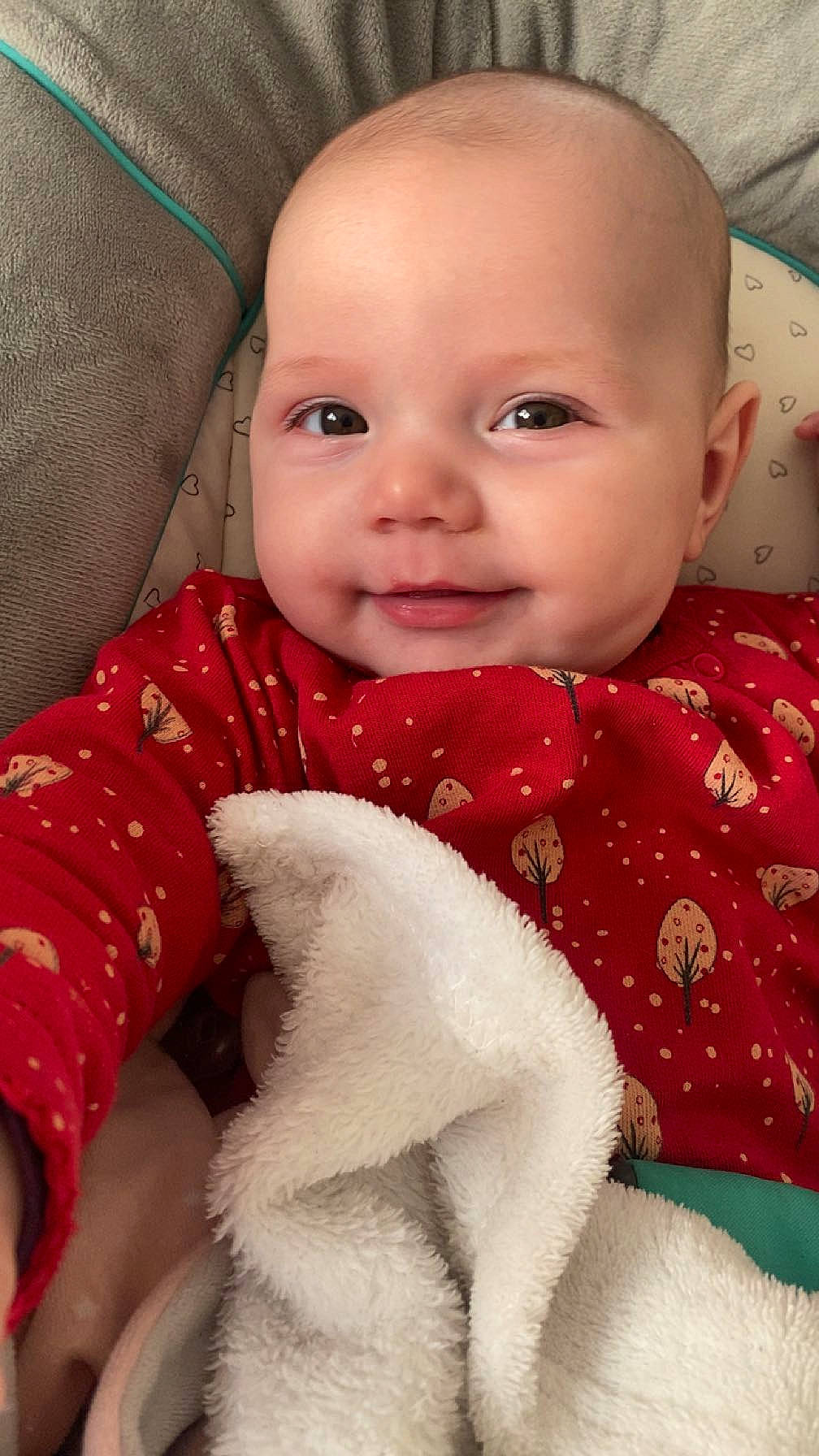 Maëlya a rejoint le concours — aidez-le/la à gagner de superbes lots ! baby, baby_toddler_clothing, cheek, child, collar, comfort, happy, human_body, linens, lip, nose, outerwear, pattern, person, pink, red, skin, sleeve, smile, textile