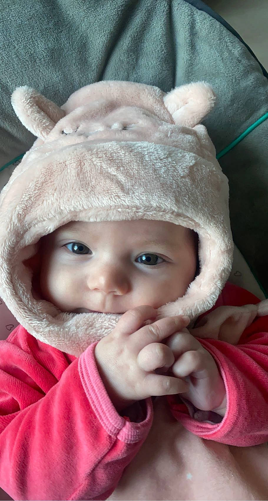 Maëlya a rejoint le concours — aidez-le/la à gagner de superbes lots ! cap, cheek, chin, eye, eyebrow, eyelash, face, gesture, happy, headwear, human_body, iris, lip, mouth, nose, organ, outerwear, person, photograph, skin