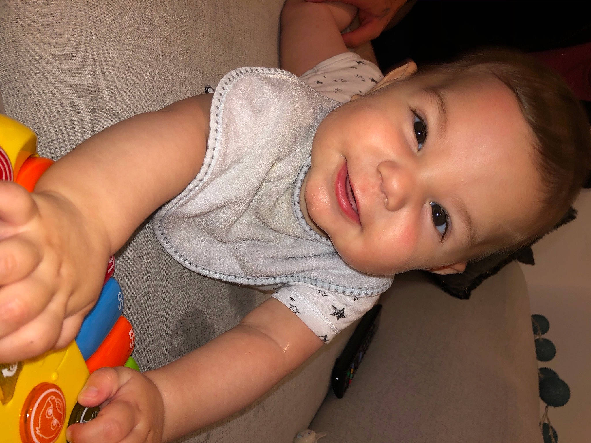 Mylan a rejoint le concours — aidez-le/la à gagner de superbes lots ! arm, baby_playing_with_toys, baby_toddler_clothing, cheek, eyelash, finger, flash_photography, hand, happy, joy, lip, mouth, neck, nose, orange, organ, person, skin, smile, thumb