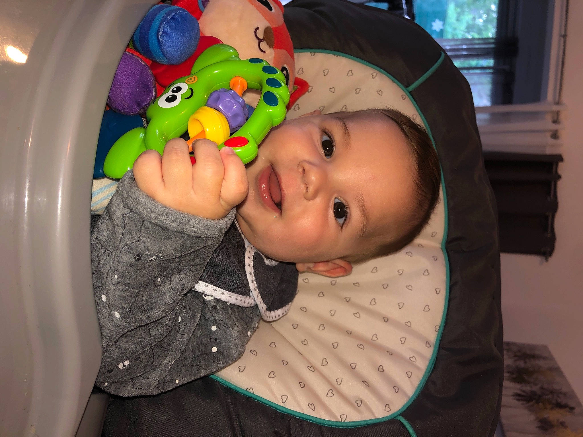 Mylan a rejoint le concours — aidez-le/la à gagner de superbes lots ! baby, baby_laughing, baby_products, baby_toddler_clothing, bathing, cheek, child, facial_expression, fun, happy, laugh, leisure, mouth, nose, organ, person, room, skin, smile, toddler