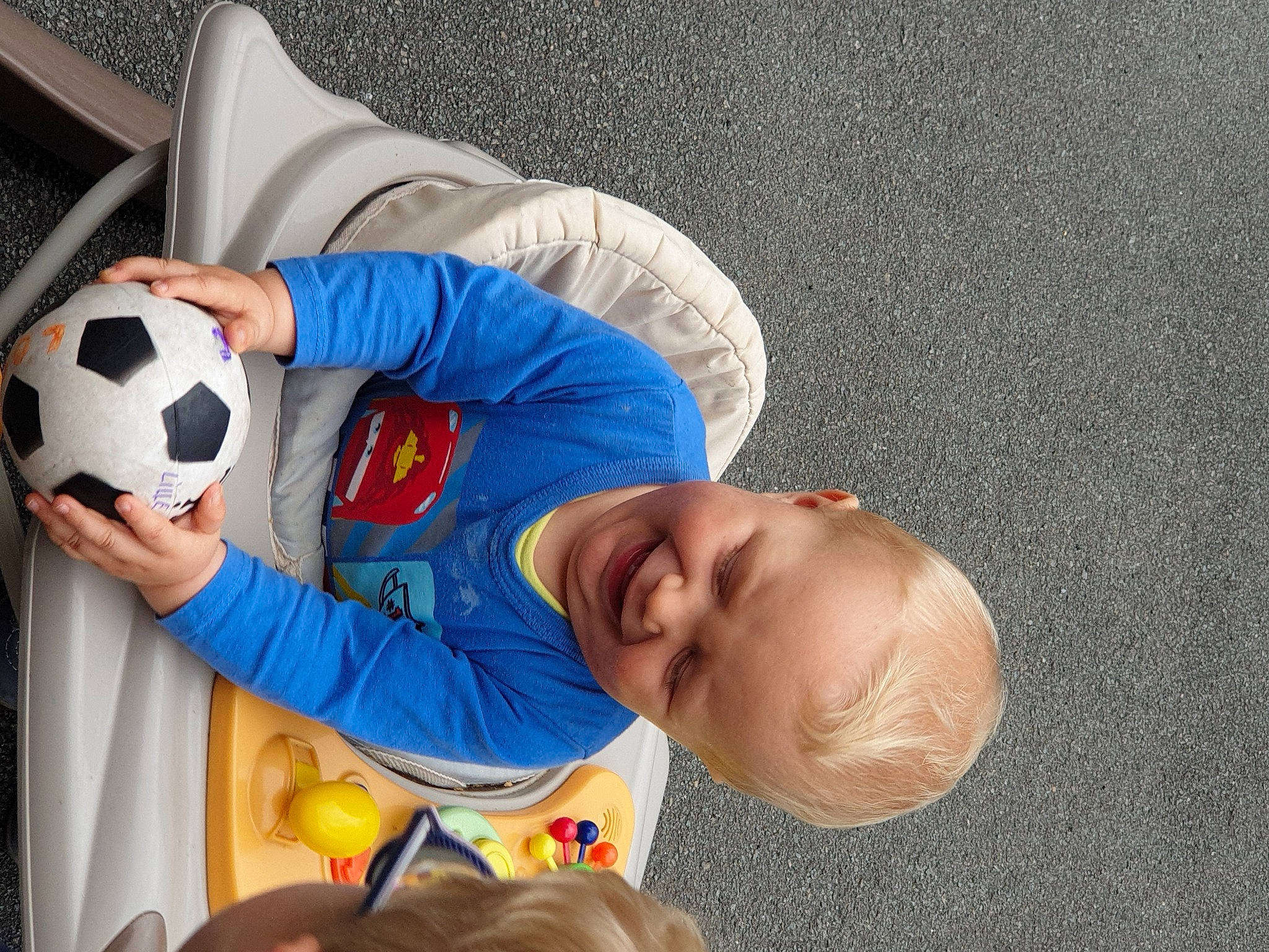 Levy participe au concours pour gagner de l'argent avec cette photo : baby, baby_toddler_clothing, ball, child, electric_blue, finger, football, hand, happy, hat, leisure, organ, people, person, smile, soccer, soccer_ball, sports_equipment, toddler, toy