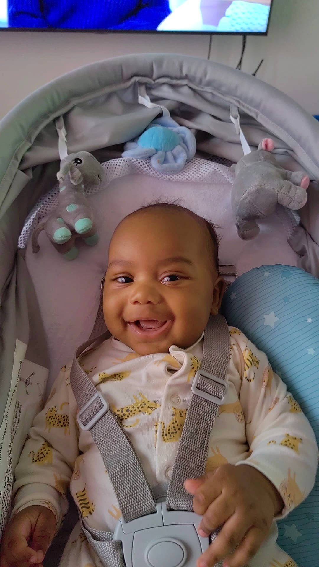 Yoah participe au concours pour gagner de l'argent avec cette photo : baby, baby_products, cheek, child, chin, circle, eye, fun, happy, head, iris, joy, person, photograph, pink, product, skin, sleeve, smile, snapshot