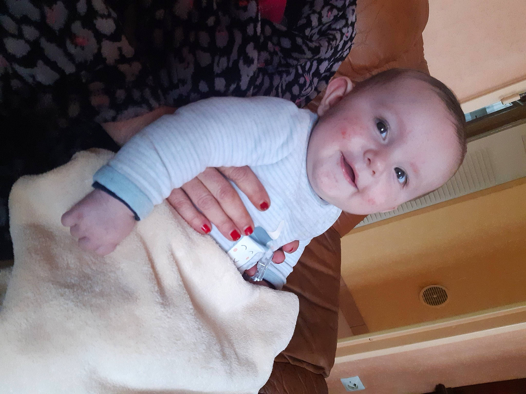 Elyo a rejoint le concours — aidez-le/la à gagner de superbes lots ! arm, baby, baby_toddler_clothing, cheek, comfort, eye, finger, head, human_body, iris, leg, mouth, nail, nose, person, skin, sleeve, smile, textile, thumb