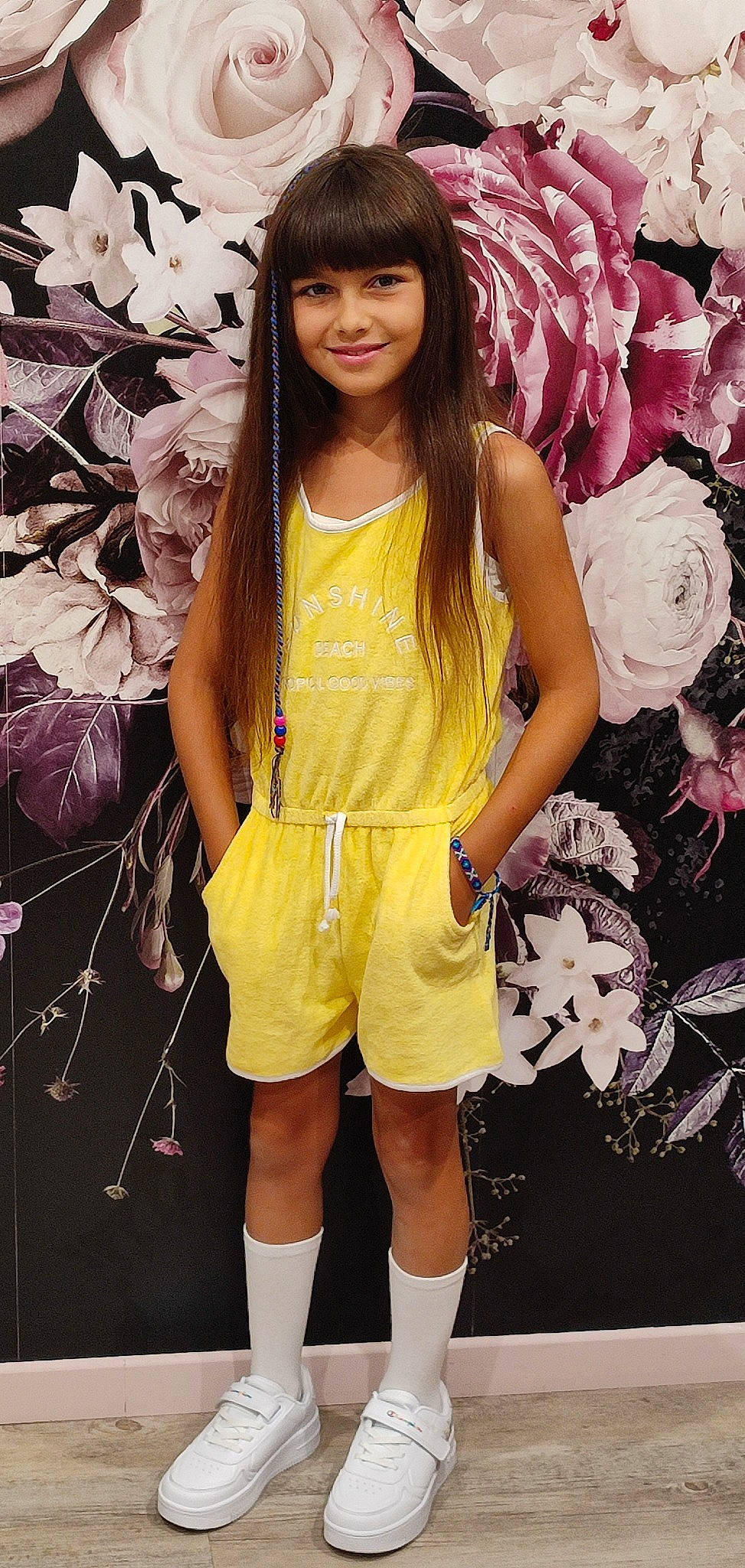 Jamila a rejoint le concours — aidez-le/la à gagner de superbes lots ! bangs, black_hair, electric_blue, fashion, fashion_design, happy, human_leg, joy, long_hair, magenta, person, petal, pink, plant, purple, rose, shorts, sleeve, smile, thigh