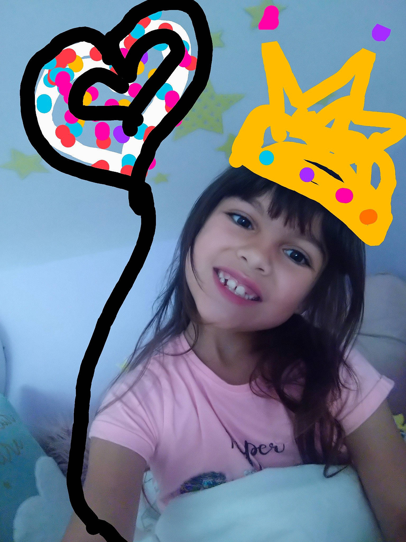 Jamila a rejoint le concours — aidez-le/la à gagner de superbes lots ! beauty, candy_cane, cap, child, costume_hat, event, fashion_accessory, fun, hair_accessory, happy, hat, headgear, headwear, joy, magenta, organ, party_supply, people_in_nature, person, photograph