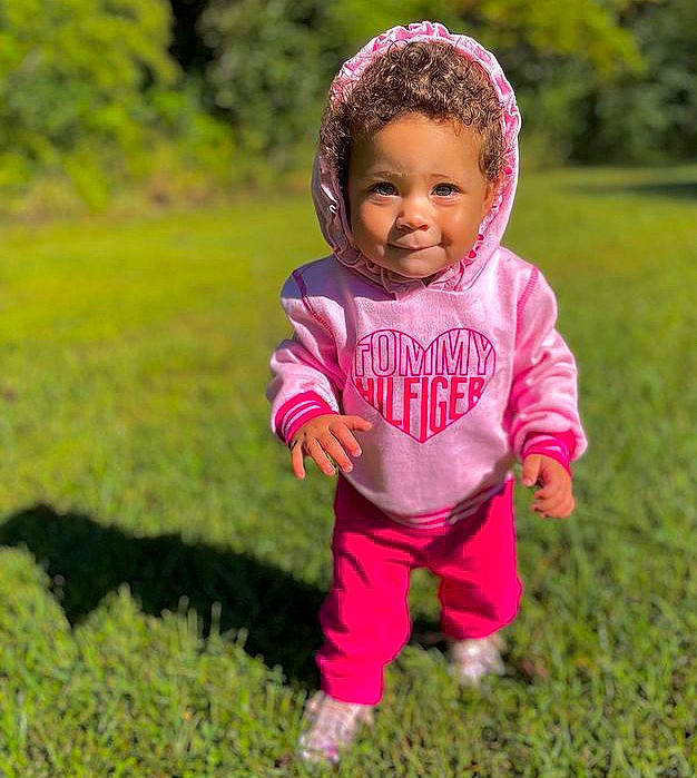 Zarra is registered to the contest to win money with this photo: baby, baby_laughing, baby_toddler_clothing, cap, fun, grass, grassland, happy, head, headgear, leaf, magenta, meadow, outerwear, people_in_nature, person, pink, plant, sleeve, smile