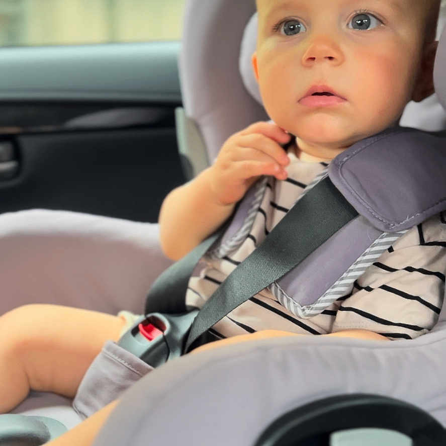 Hugo participe au concours pour gagner de l'argent avec cette photo : accessories, alloywheel, baby, belt, bodypart, car, car_interior, carseat, cushion, driving, face, finger, hand, head, headrest, homedecor, person, seatbelt, transportation, vehicle