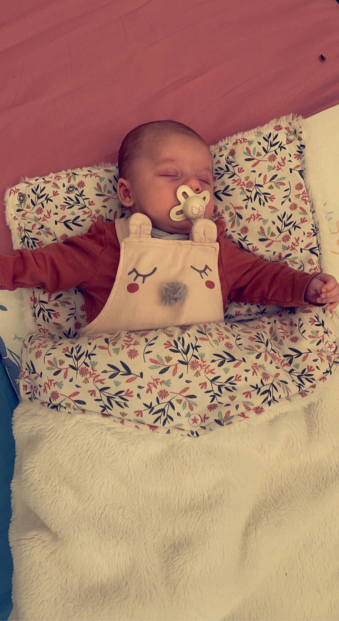 Maïna a rejoint le concours — aidez-le/la à gagner de superbes lots ! baby, baby_sleeping, baby_toddler_clothing, bedding, bedtime, cheek, child, comfort, eye, flooring, happy, head, linens, pattern, person, room, skin, sleeve, textile, toddler