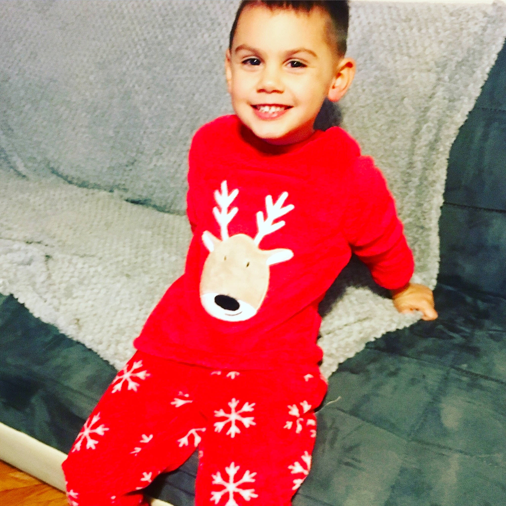 Lohann participe au concours pour gagner de l'argent avec cette photo : baby, baby_toddler_clothing, child, clothing, deer, joy, male, neck, nightwear, outerwear, pajamas, pattern, person, sleeve, smile, toddler