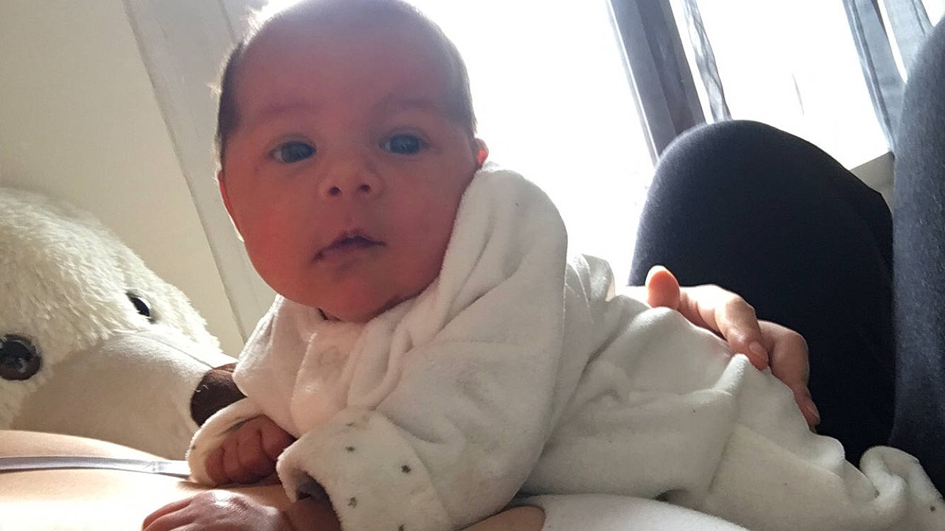 Myah participe au concours pour gagner de l'argent avec cette photo : baby, cheek, child, ear, finger, head, mouth, nose, person, sitting, skin, smile, thumb, toddler