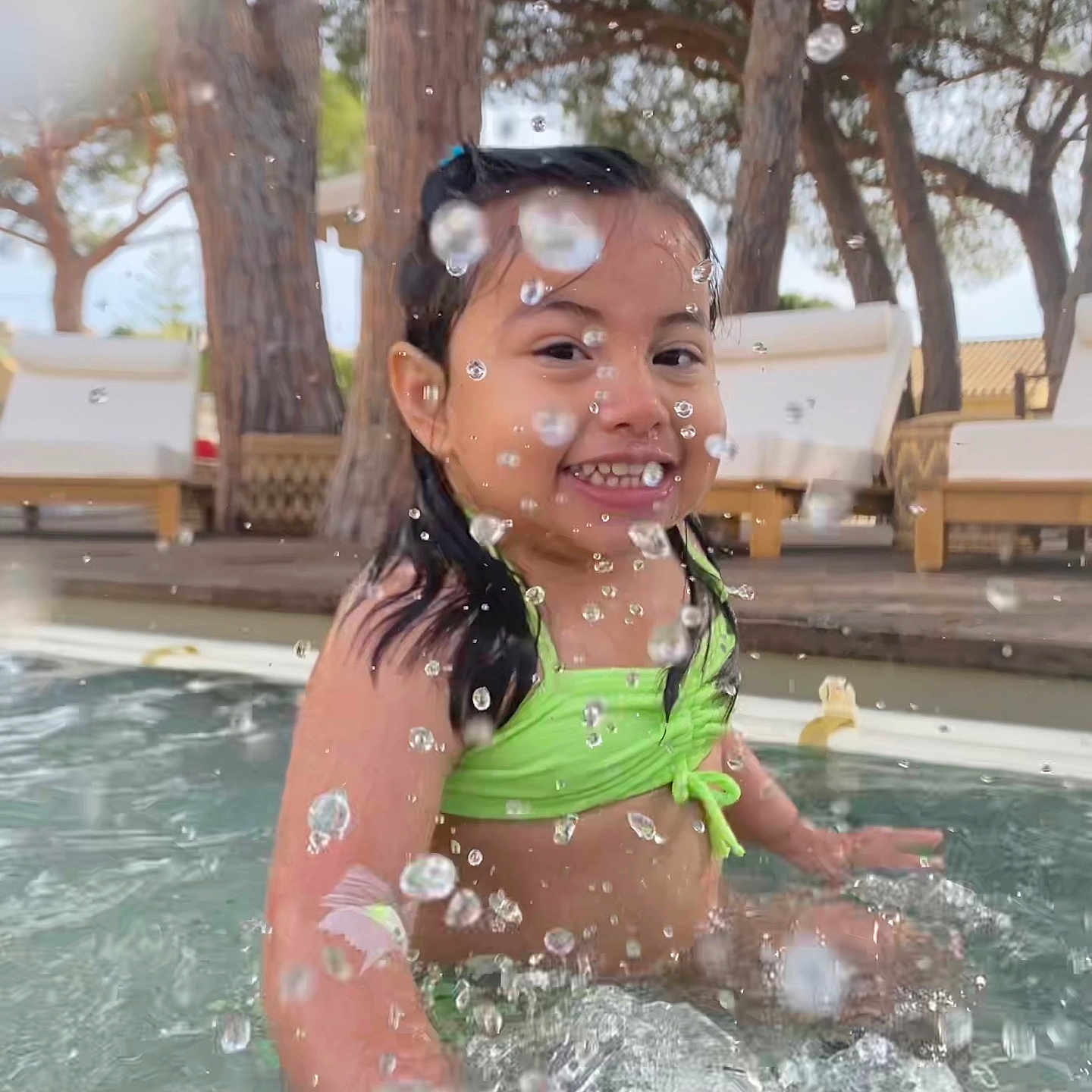 Maina participe au concours pour gagner de l'argent avec cette photo : backyard, bathing, child, clothing, face, female, girl, happy, head, hottub, person, photography, pool, portrait, sitting, summer, swimmingpool, swimwear, tub, water