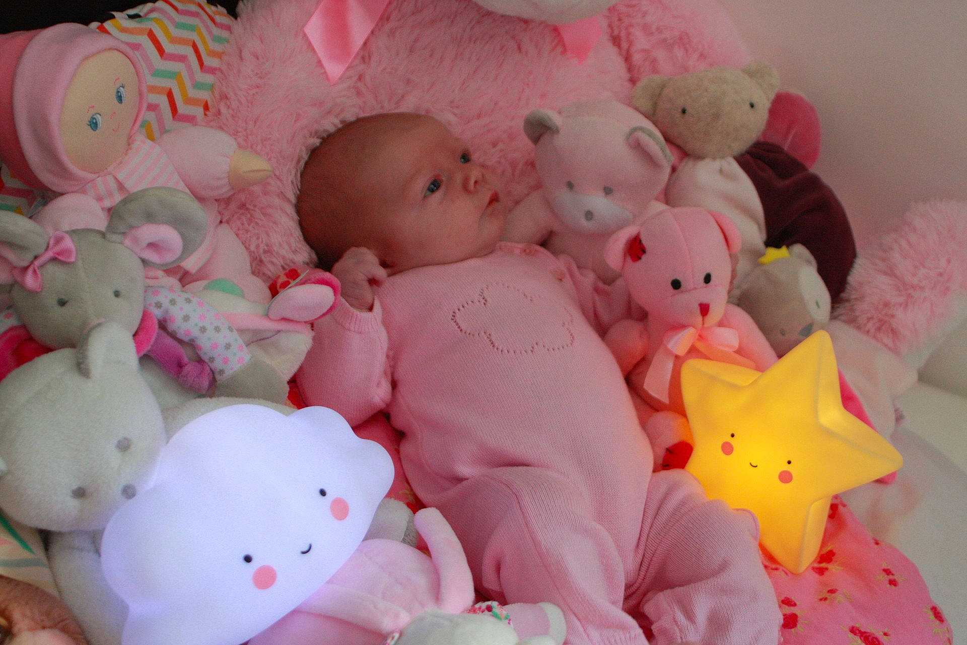 Coline participe au concours pour gagner de l'argent avec cette photo : bed, cake_decorating, child, doll, infant, material, person, petal, pink, plush, product, skin, stuffed_toy, sugar_paste, sweetness, teddy_bear, textile, toddler, toy