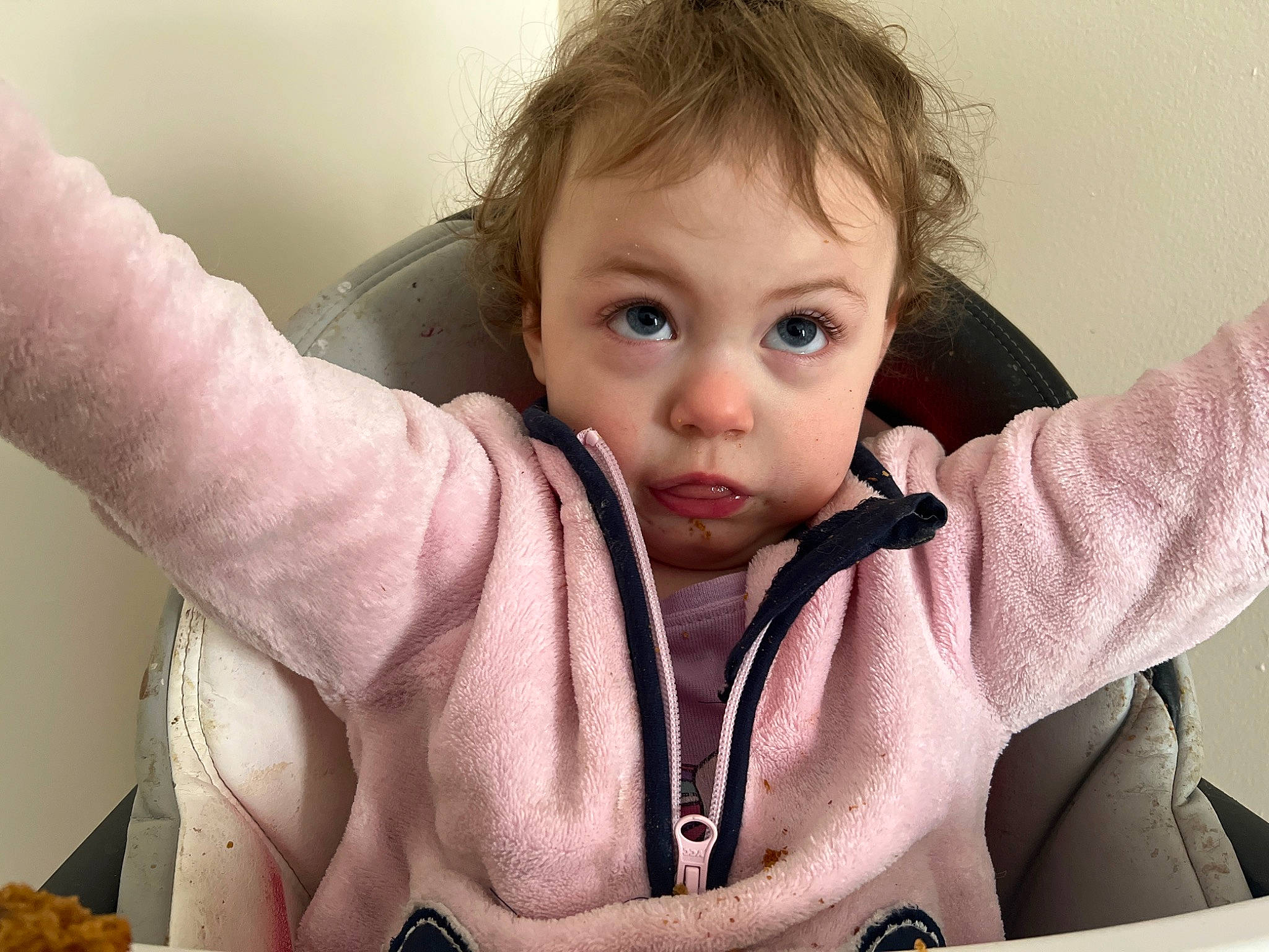 Serein is registered to the contest to win money with this photo: arm, cheek, chin, comfort, ear, eye, eyebrow, eyelash, face, finger, gesture, hand, head, human_body, iris, lip, mouth, nose, person, skin