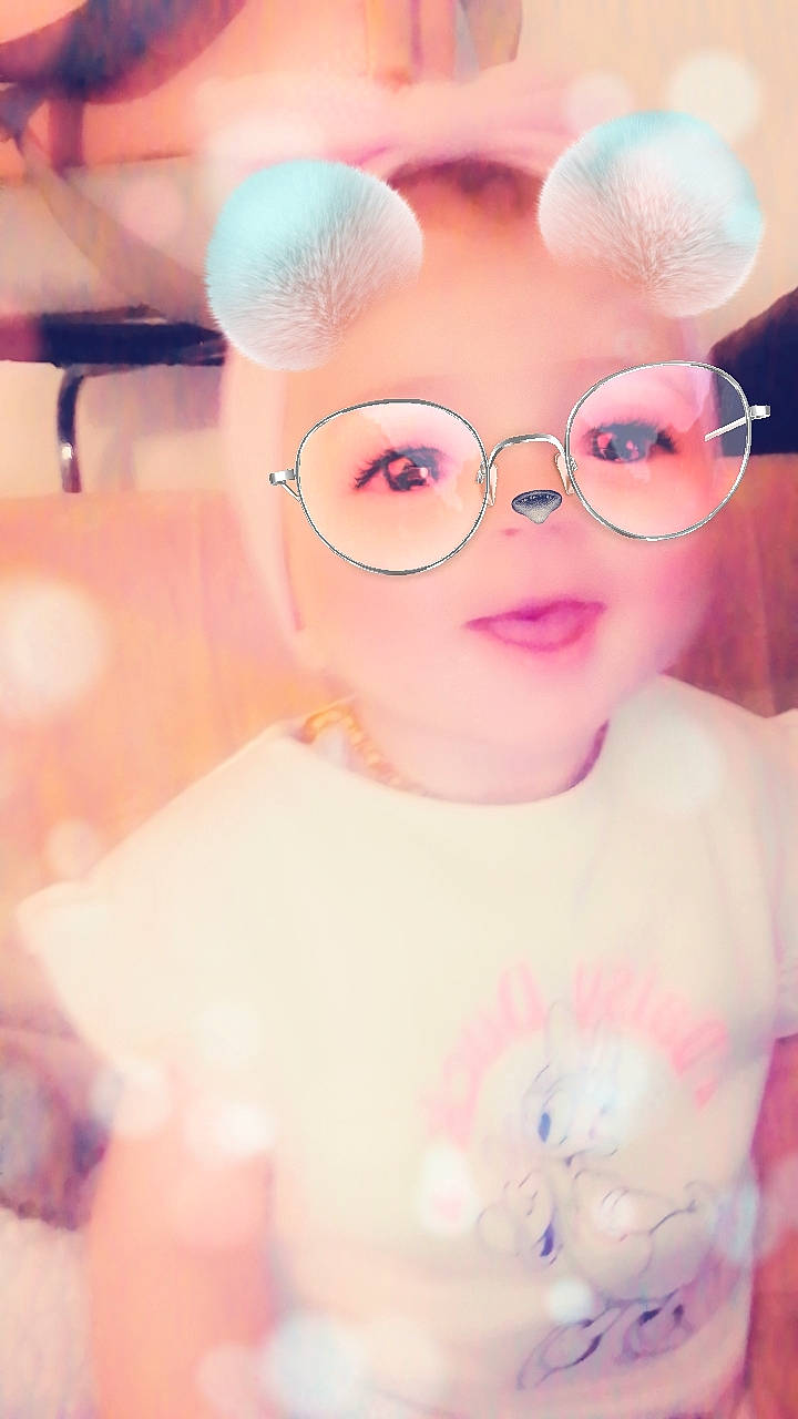 Kaylia a rejoint le concours — aidez-le/la à gagner de superbes lots ! baby_toddler_clothing, cap, chin, clothing, eyelash, eyewear, glasses, hand, happy, hat, lip, outerwear, person, pink, skin, sleeve, smile, sunglasses, toy, vision_care