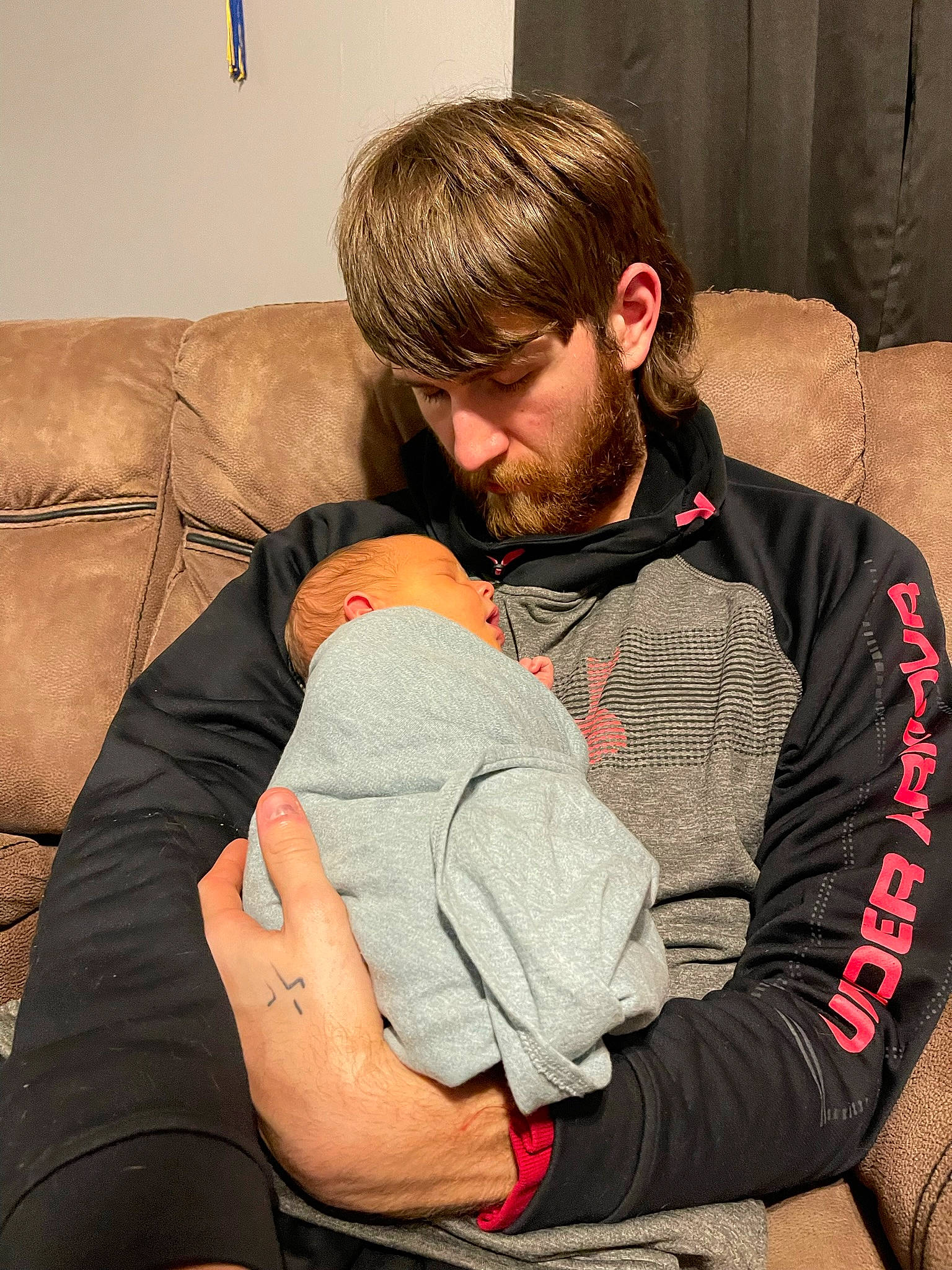 Kayce is registered to the contest to win money with this photo: abdomen, baby, child, comfort, couch, curtain, elbow, fur, hairstyle, hug, human_leg, interaction, lap, love, person, picture_frame, reading, room, sitting, thigh