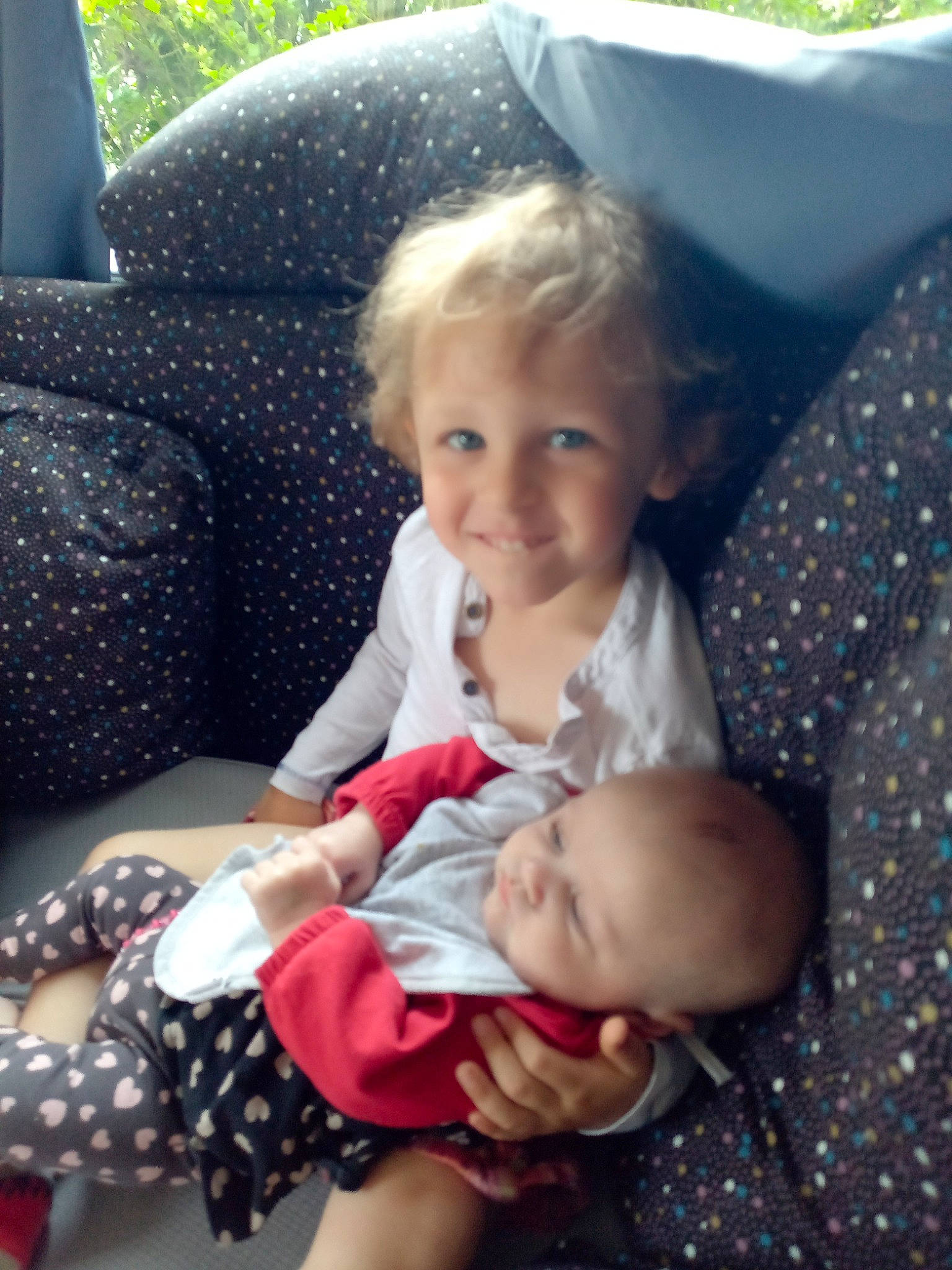 Alexandre a rejoint le concours — aidez-le/la à gagner de superbes lots ! baby, baby_toddler_clothing, child, comfort, couch, facial_expression, fun, grass, hairstyle, happy, head, human, joy, lap, motor_vehicle, person, plant, sitting, smile, toddler