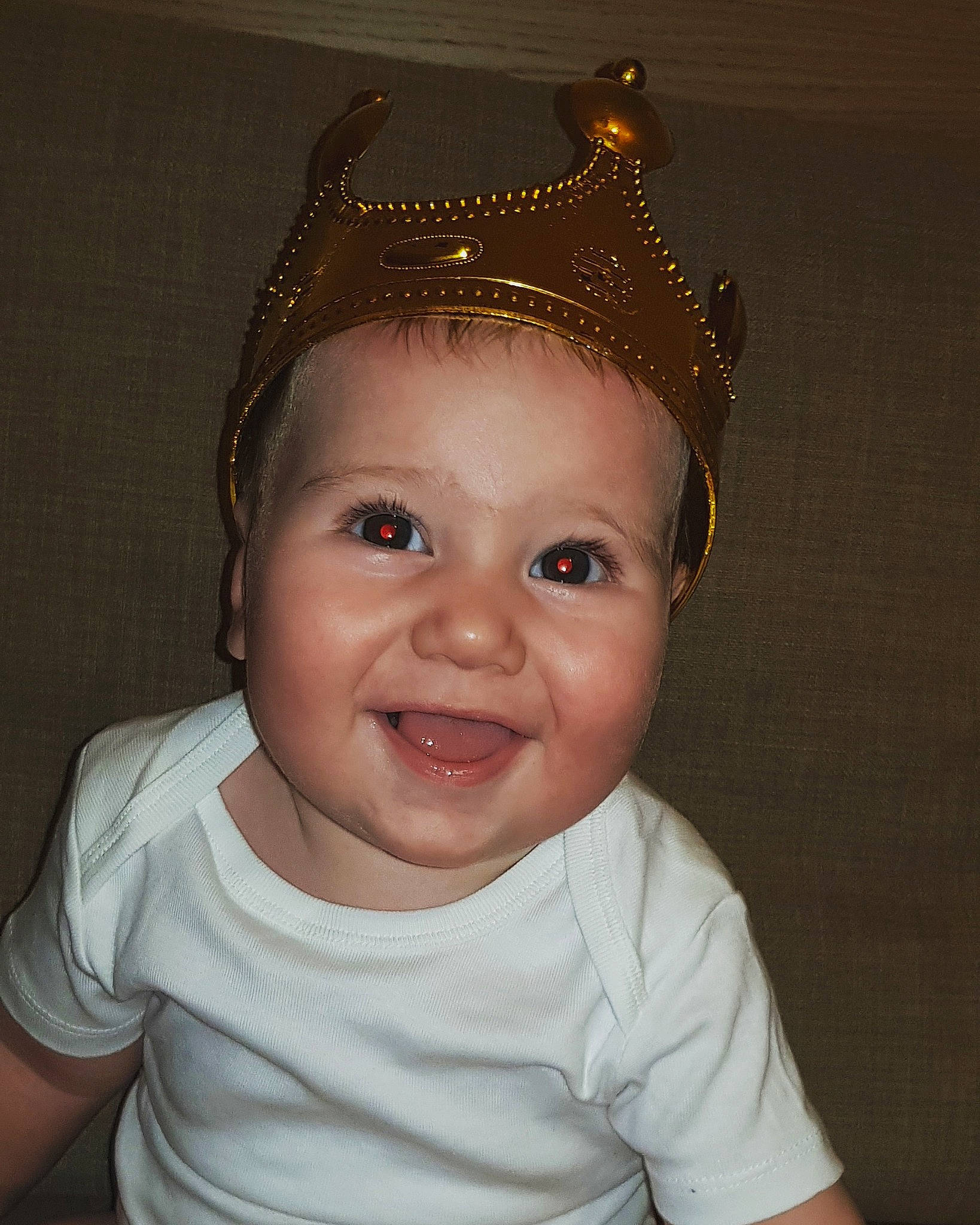 Nikita participe au concours pour gagner de l'argent avec cette photo : cheek, child, chin, costume_accessory, costume_hat, crown, ear, fashion_accessory, forehead, hair_accessory, head, headband, headgear, headpiece, joy, lip, person, smile, tiara, toddler