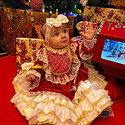Tséboïme a rejoint le concours — aidez-le/la à gagner de superbes lots ! baby, child, christmas, holiday, gift, present, tree, ornament, red_carpet, dress, frills, headband, lace, sitting, cute, indoors, decorations, smiling, festive, holiday_lighting