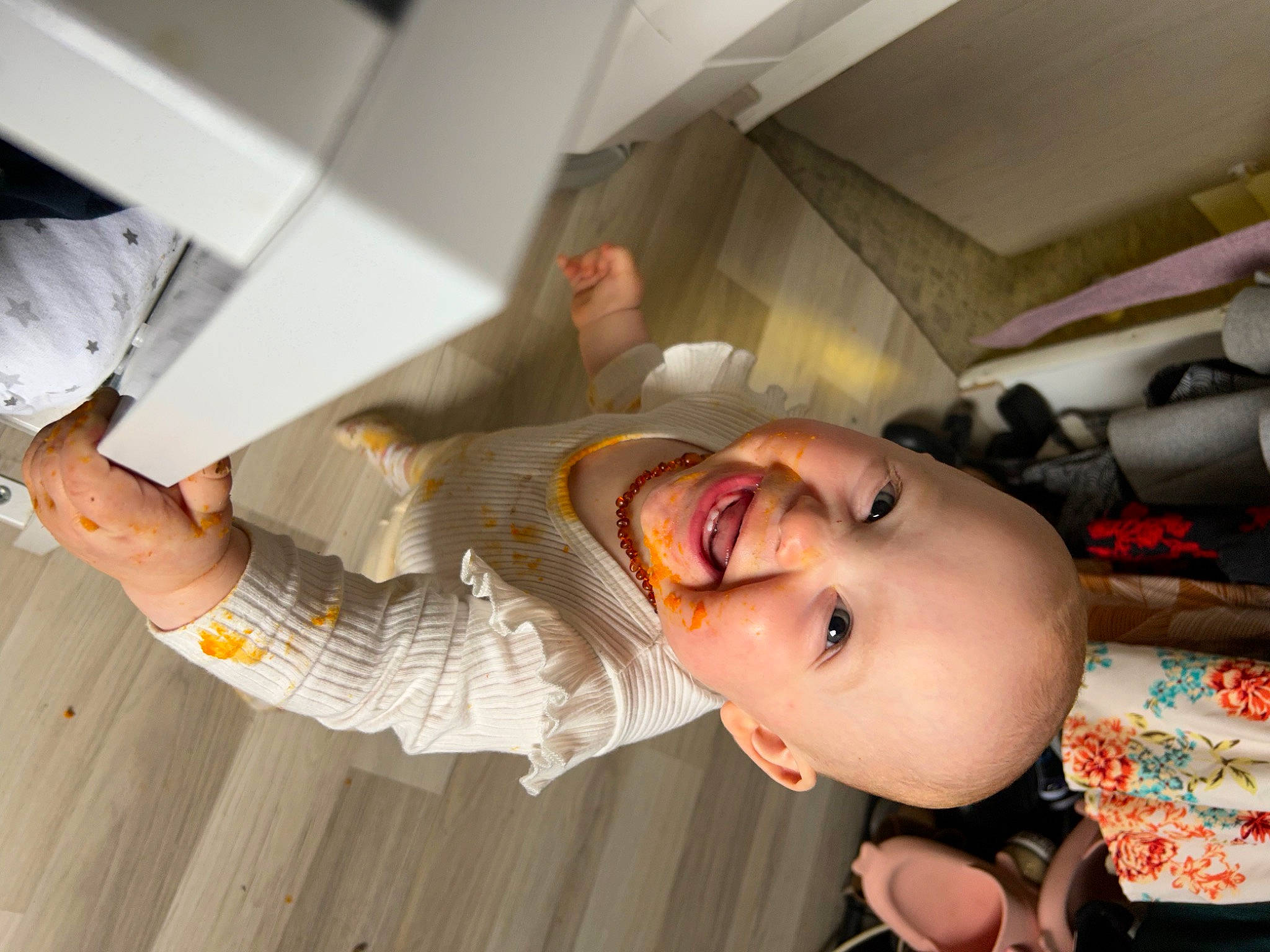 Valentine a rejoint le concours — aidez-le/la à gagner de superbes lots ! baby, ceiling, child, comfort, cooking, flooring, fun, gesture, happy, hardwood, joy, laugh, person, room, service, smile, toddler, wood