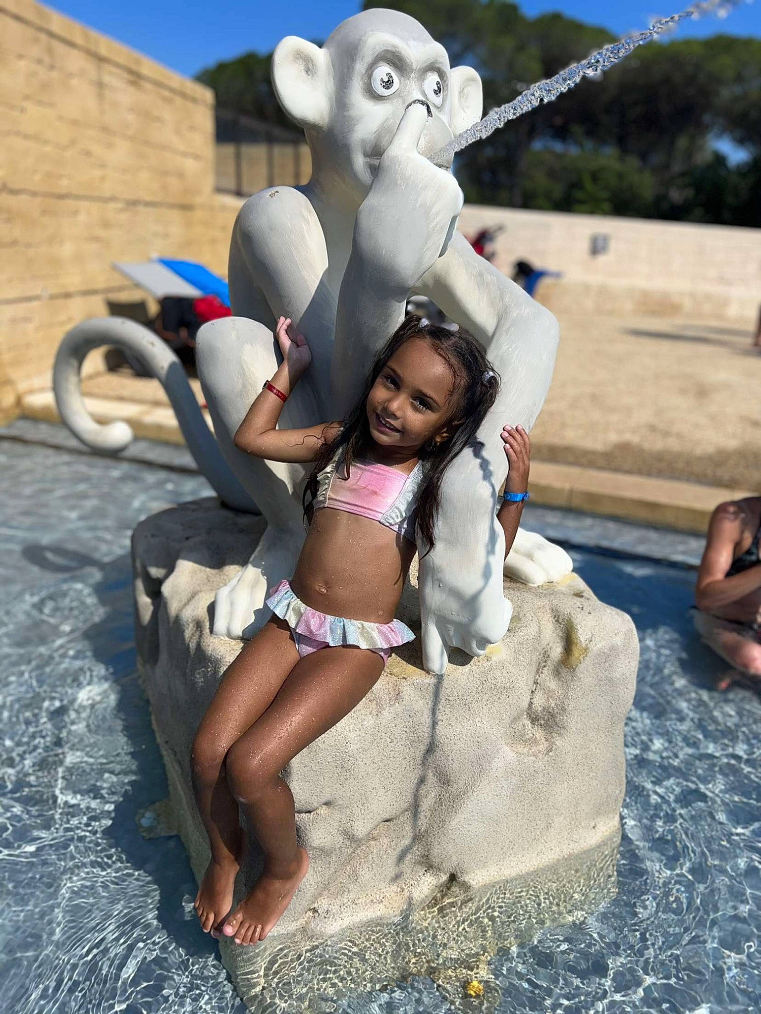 Anna a rejoint le concours — aidez-le/la à gagner de superbes lots ! animated_cartoon, animation, azure, blue, costume, event, fictional_character, fun, happy, hat, head, joy, leisure, mascot, person, recreation, snapshot, toddler, tourism, travel