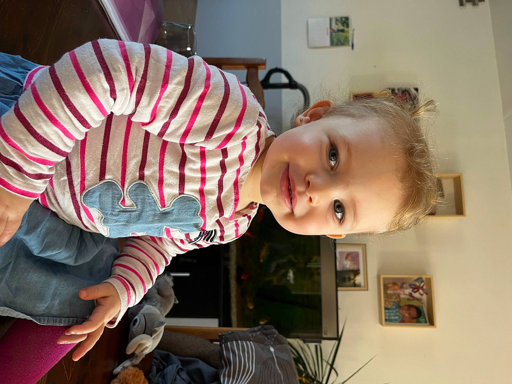 Lyana a rejoint le concours — aidez-le/la à gagner de superbes lots ! baby, carmine, cheek, child, event, eyelash, fun, hat, joy, person, picture_frame, room, sitting, sleeve, smile, toddler, under_exposed