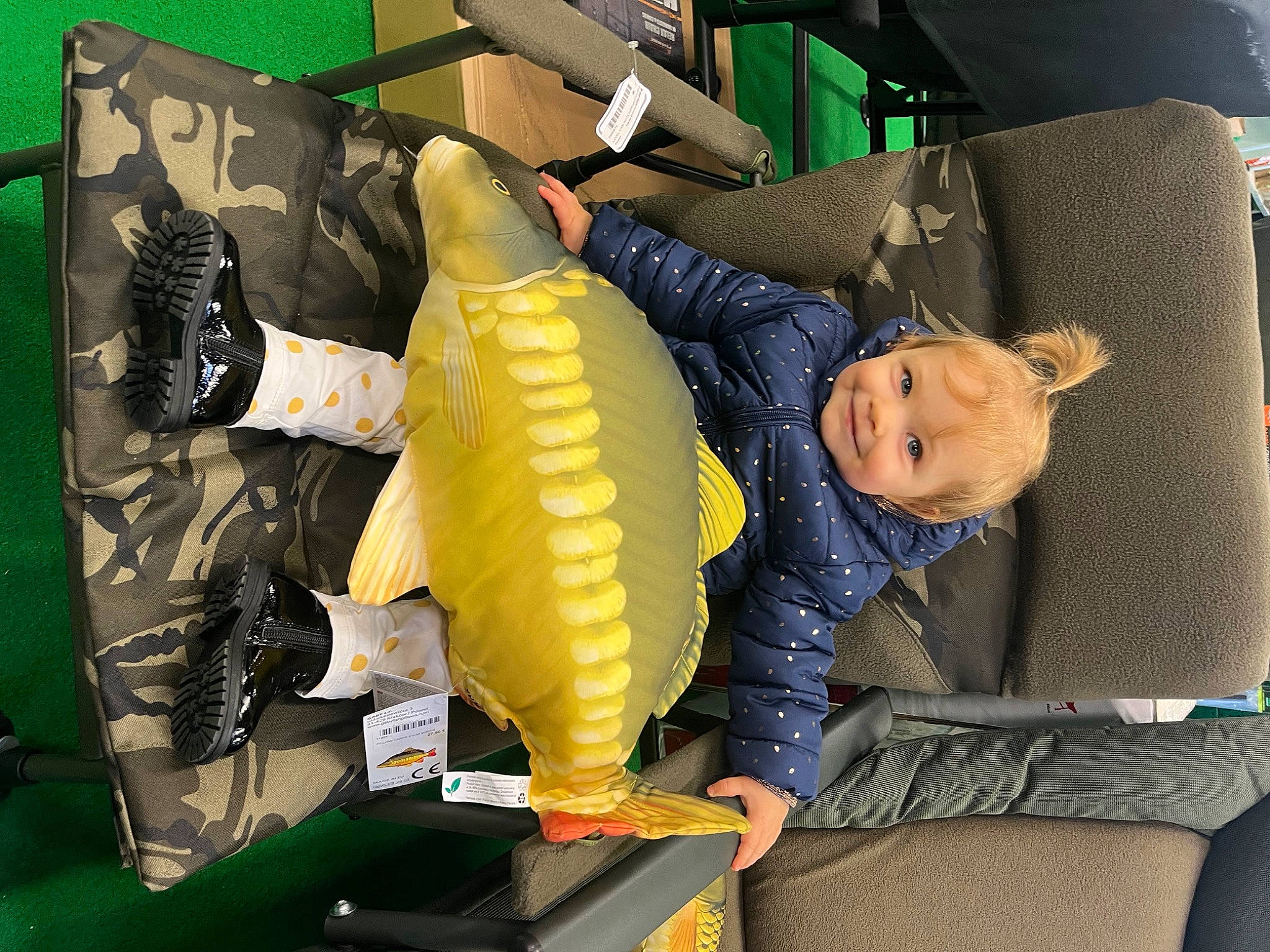 Lyana a rejoint le concours — aidez-le/la à gagner de superbes lots ! auto_part, car_seat, chair, child, comfort, finger, fun, gesture, glove, green, joy, lap, machine, person, personal_protective_equipment, room, sitting, thumb, toddler