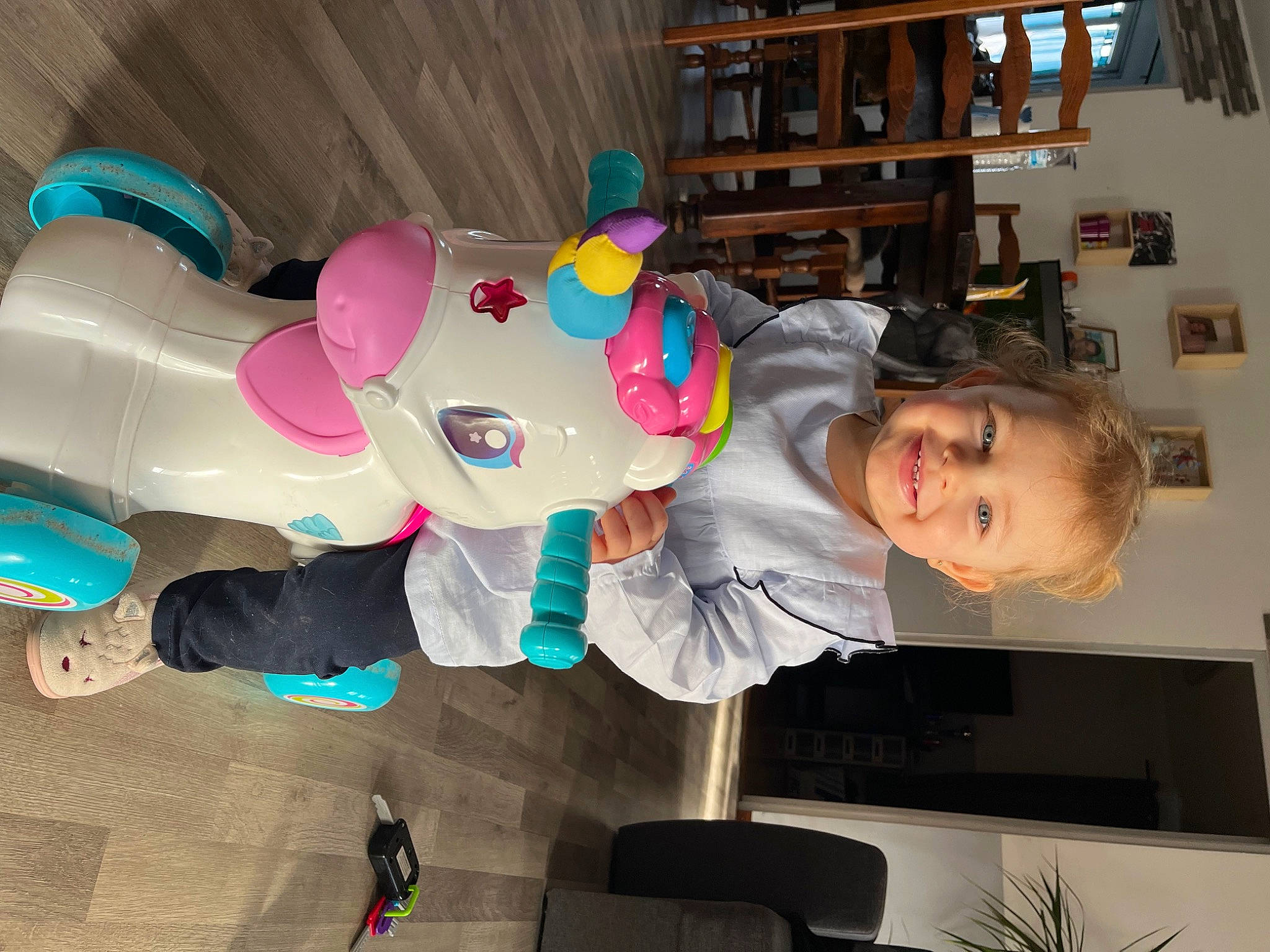 Lyana participe au concours pour gagner de l'argent avec cette photo : baby_toys, balloon, bookcase, child, costume, event, fun, happy, houseplant, joy, party, party_supply, person, plant, play, room, shelf, shelving, smile, toddler