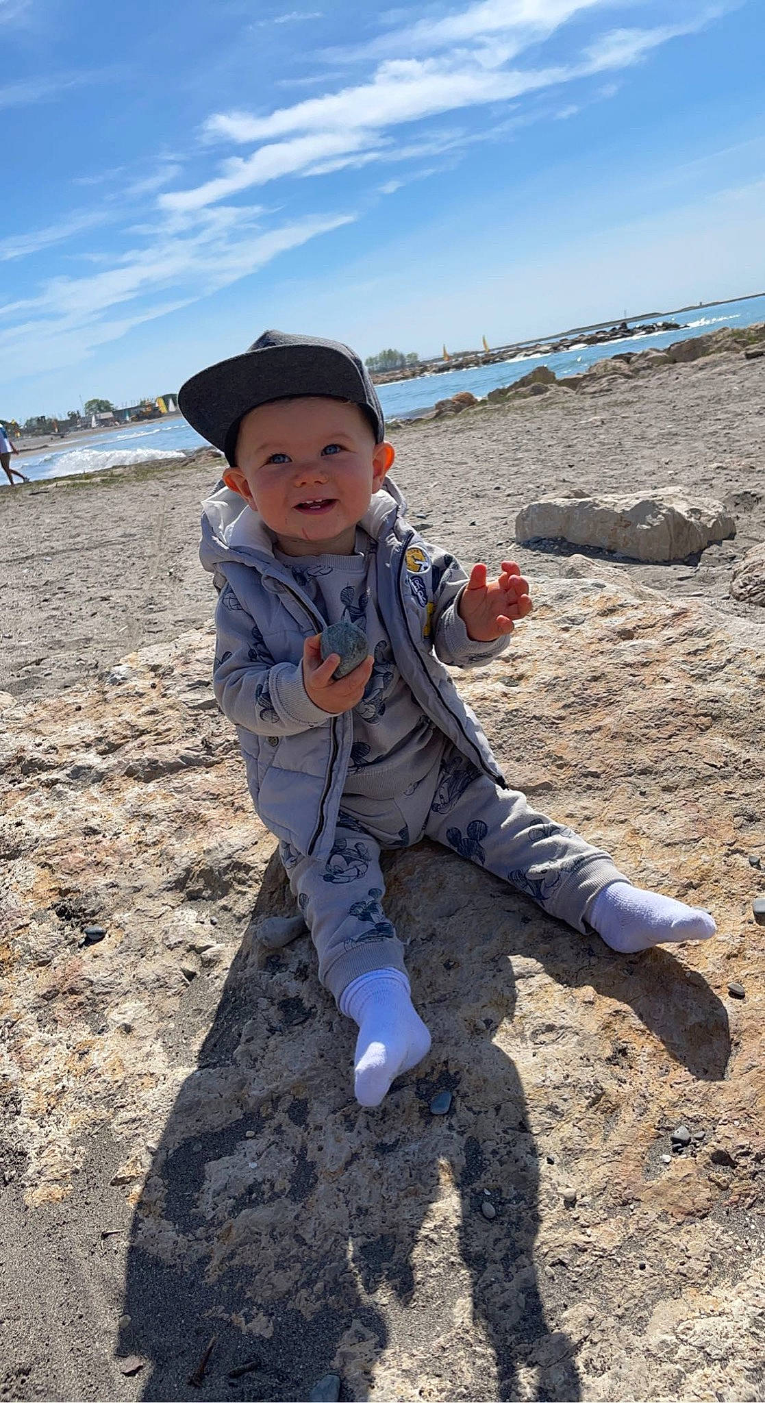 Tirio a rejoint le concours — aidez-le/la à gagner de superbes lots ! azure, baby_toddler_clothing, beach, body_of_water, cloud, coast, fun, happy, hat, headwear, horizon, joy, landscape, people_in_nature, person, sand, shore, sky, smile, toddler