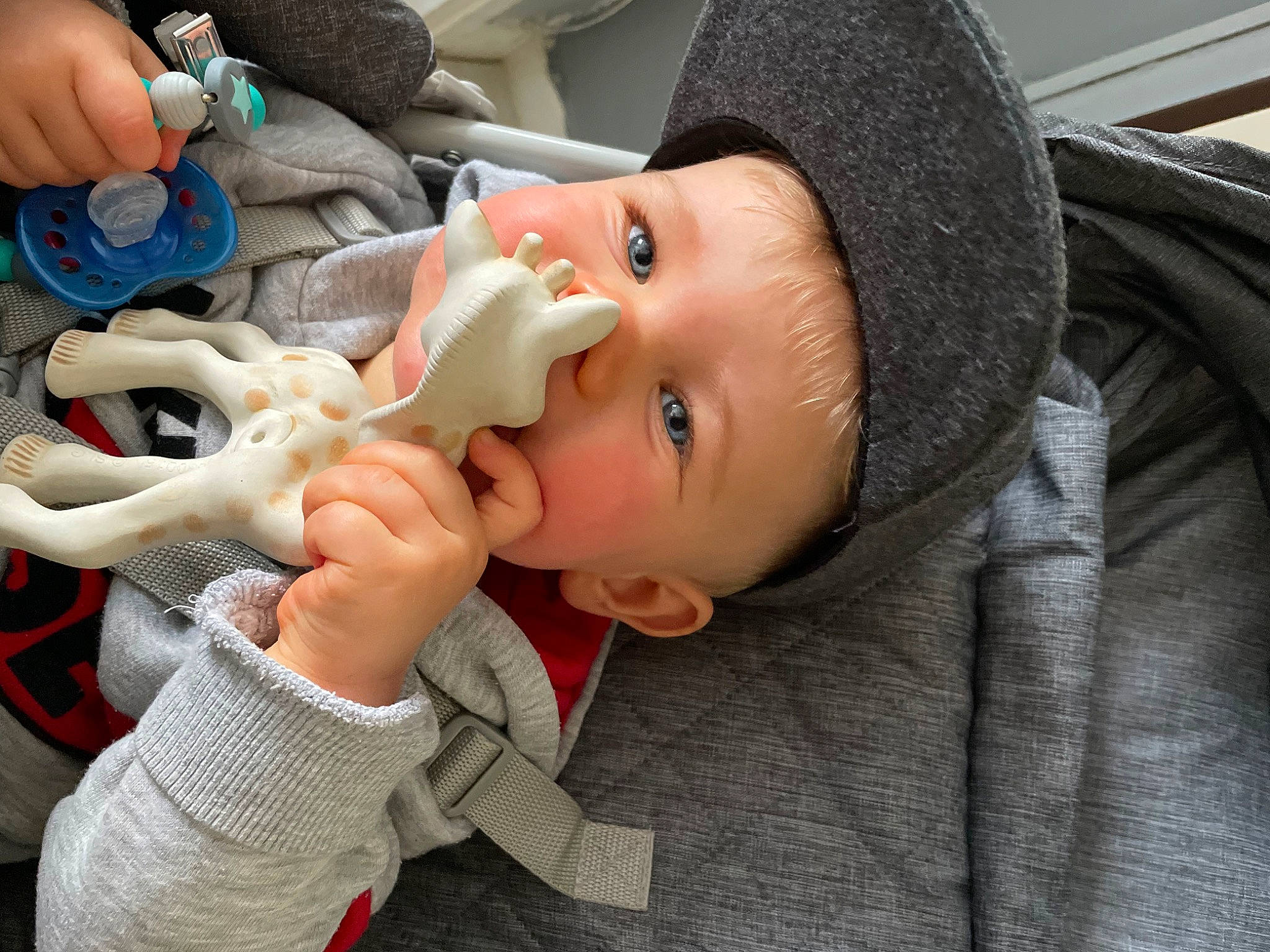 Tirio a rejoint le concours — aidez-le/la à gagner de superbes lots ! audio_equipment, baby, baby_products, cheek, child, ear, eyebrow, eyelash, finger, fun, hand, hat, headwear, mouth, nail, nose, person, skin, thumb, toddler