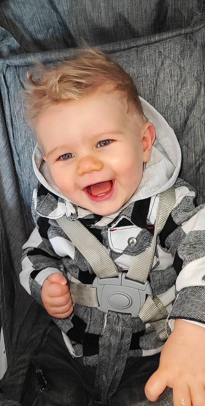 Tirio participe au concours pour gagner de l'argent avec cette photo : baby, baby_toddler_clothing, cheek, child, collar, comfort, cool, dress_shirt, eye, fun, happy, iris, lip, person, product, sitting, skin, sleeve, smile, standing