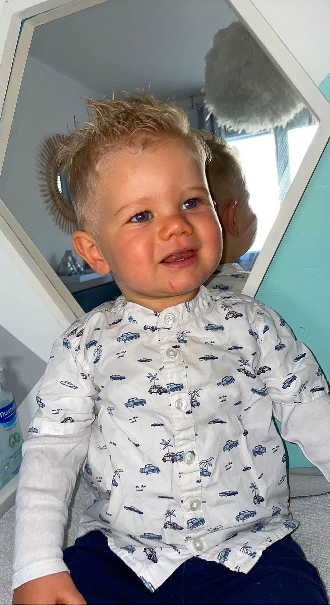 Tirio participe au concours pour gagner de l'argent avec cette photo : baby_toddler_clothing, cheek, chin, eye, eyebrow, face, facial_expression, forehead, hair, hairstyle, head, human_body, mouth, neck, nose, organ, person, shoulder, skin, sleeve