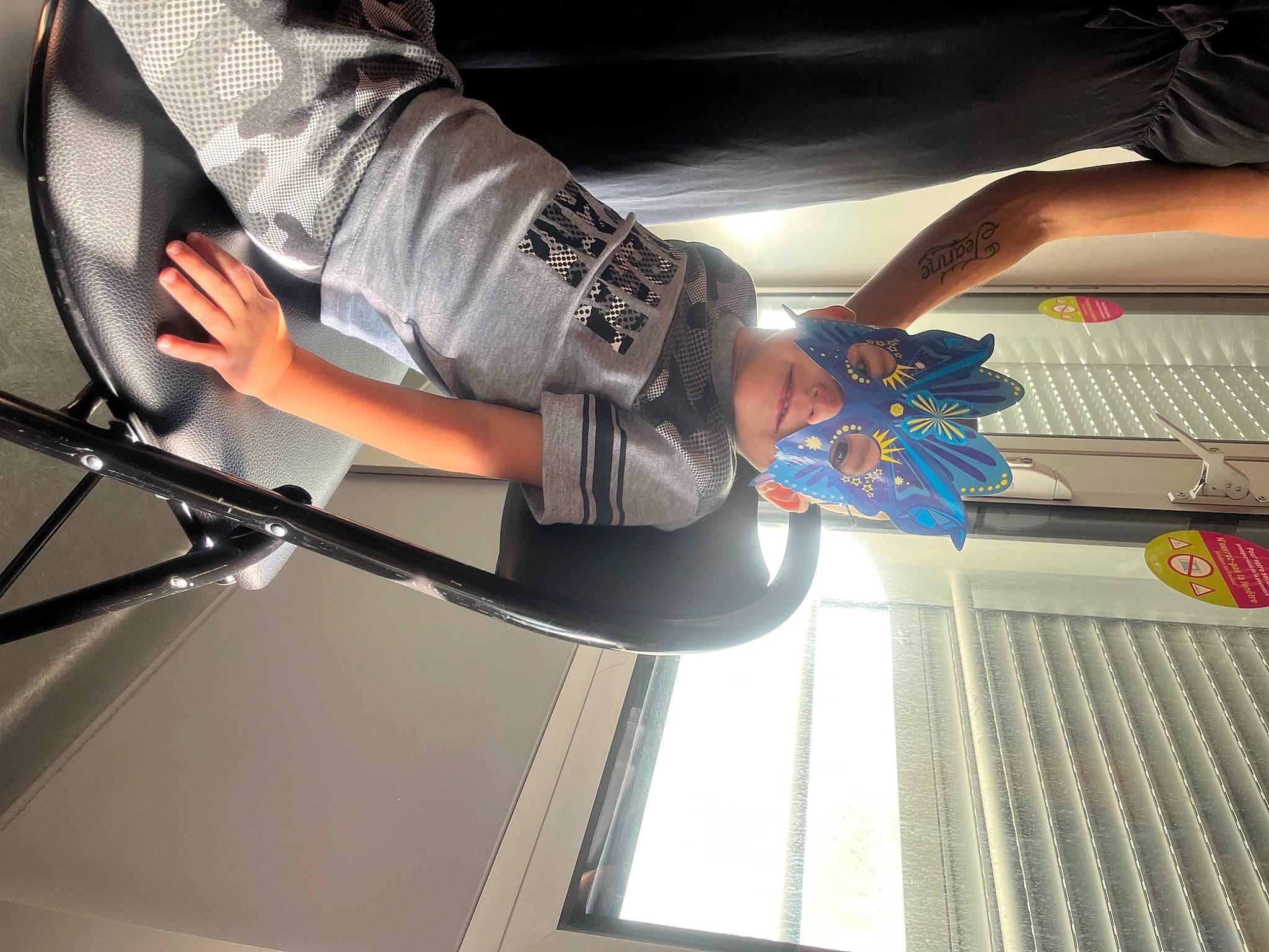 Timothé a rejoint le concours — aidez-le/la à gagner de superbes lots ! audio_equipment, auto_part, automotive_design, automotive_exterior, automotive_window_part, elbow, eyewear, flash_photography, fun, gesture, hood, human_leg, leisure, person, recreation, technology, vehicle_door, windshield, wrist