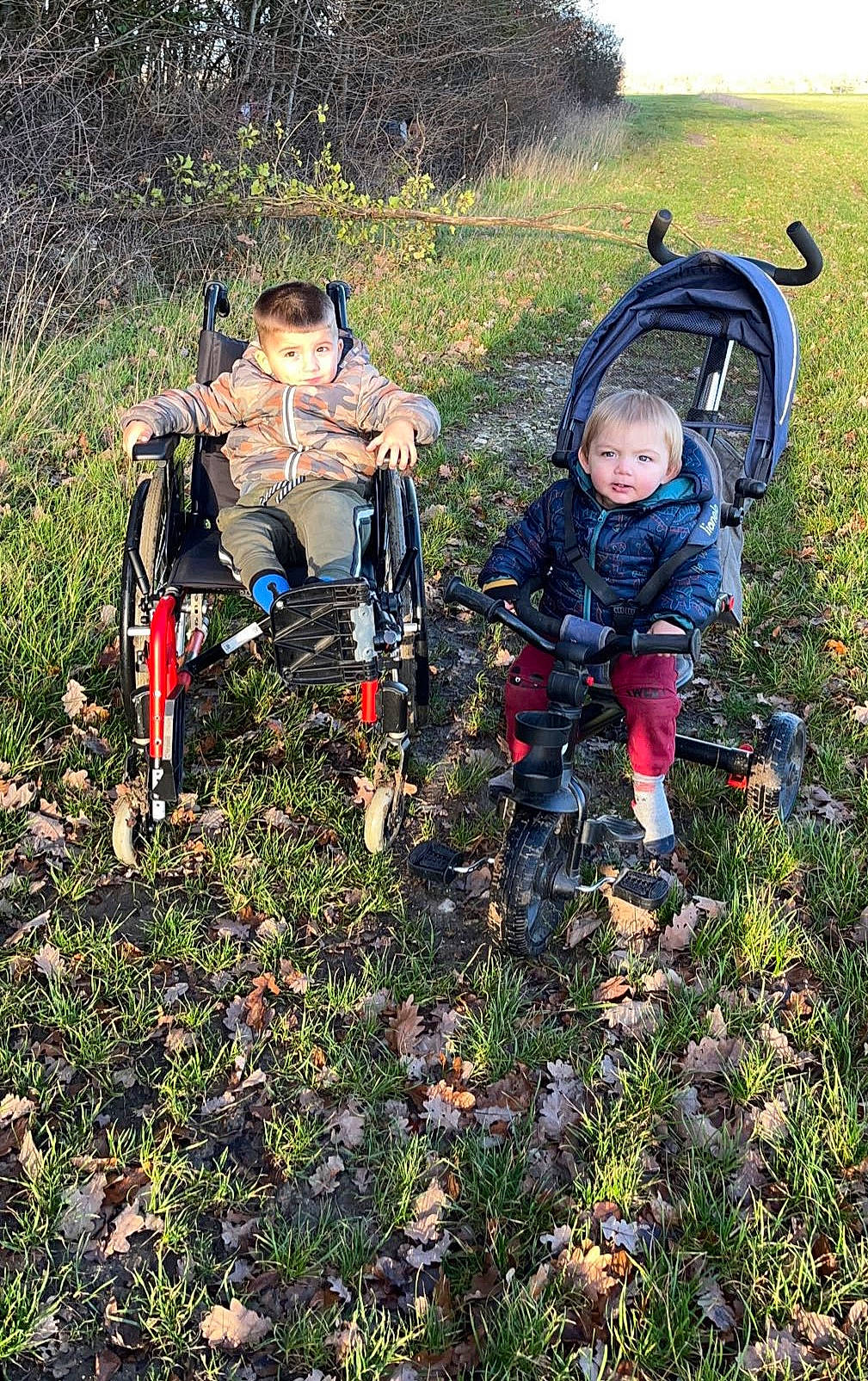 Timothé participe au concours pour gagner de l'argent avec cette photo : adventure, autumn, baby_carriage, baby_products, bag, grass, grassland, landscape, leisure, luggage_and_bags, natural_landscape, outdoor_recreation, people_in_nature, person, plant, recreation, sitting, soil, toddler, tree