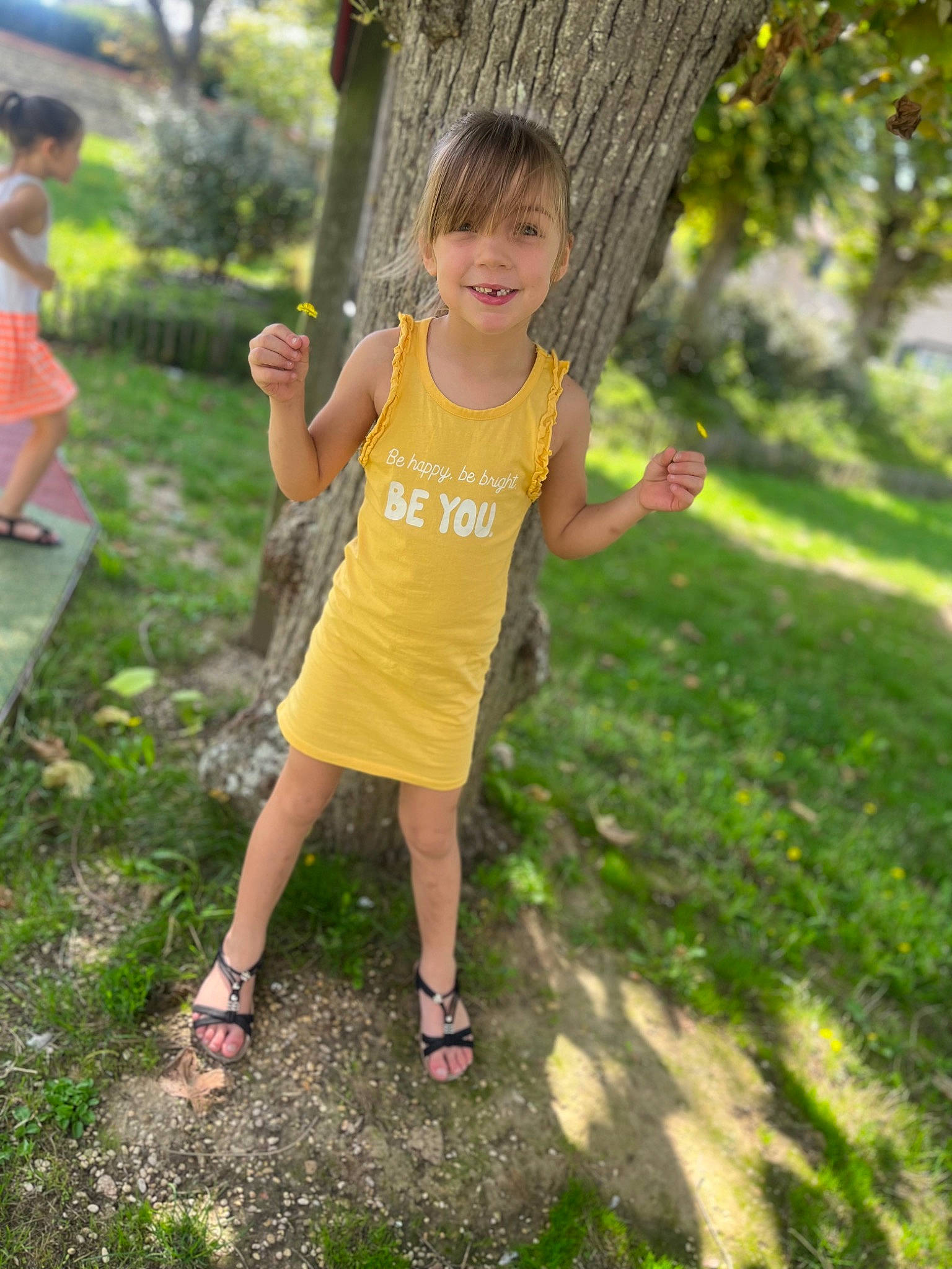 Lea a rejoint le concours — aidez-le/la à gagner de superbes lots ! child, fun, grass, grass_family, happy, joy, lawn, leaf, leisure, people_in_nature, person, plant, recreation, sandal, shorts, smile, spring, terrestrial_plant, toddler, tree