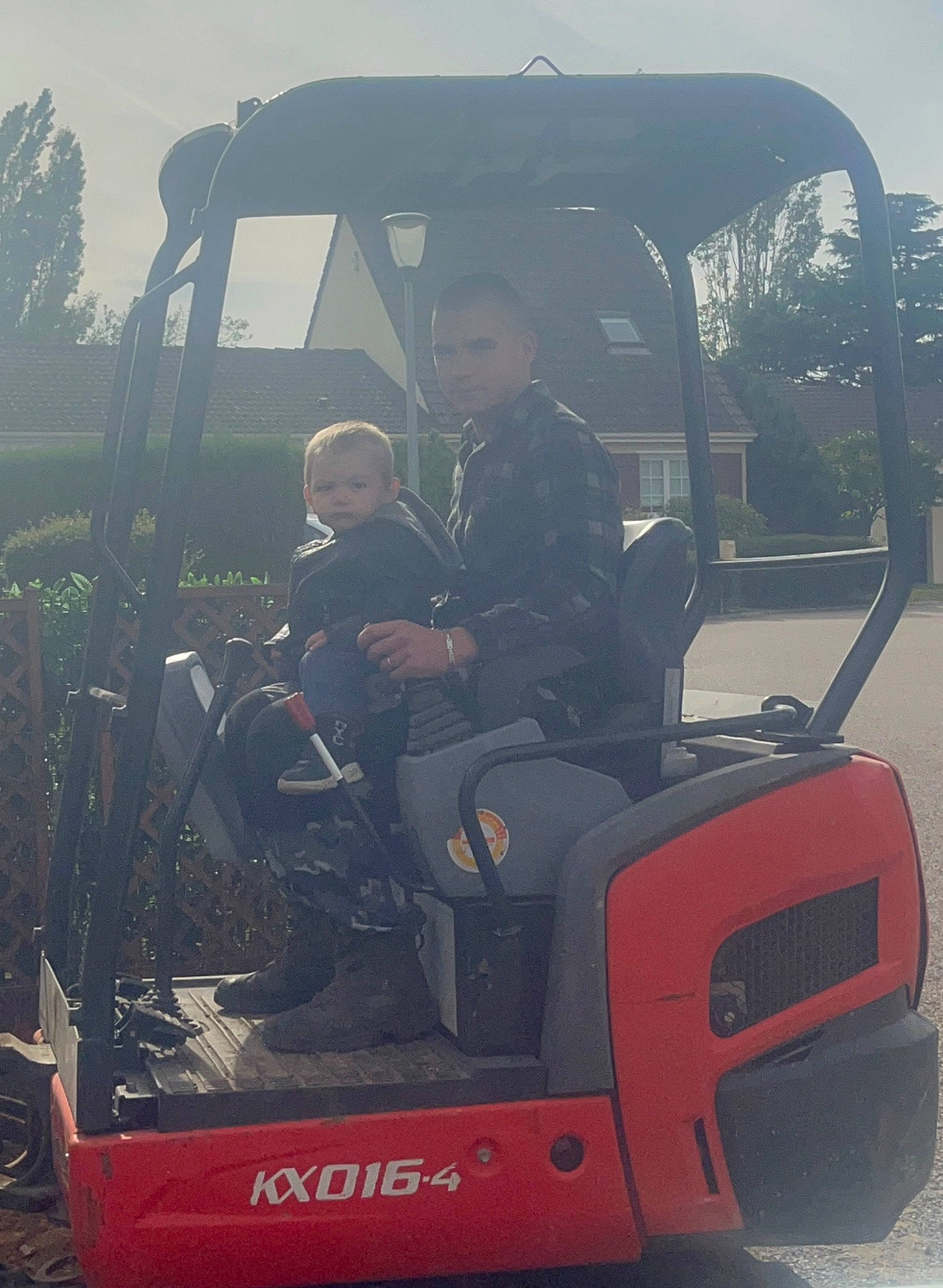 Leo participe au concours pour gagner de l'argent avec cette photo : automotive_design, automotive_exterior, automotive_tire, automotive_wheel_system, bumper, commercial_vehicle, fender, grass, mode_of_transport, motor_vehicle, person, plant, rolling, t_shirt, tire, travel, tread, tree, vehicle, wheel