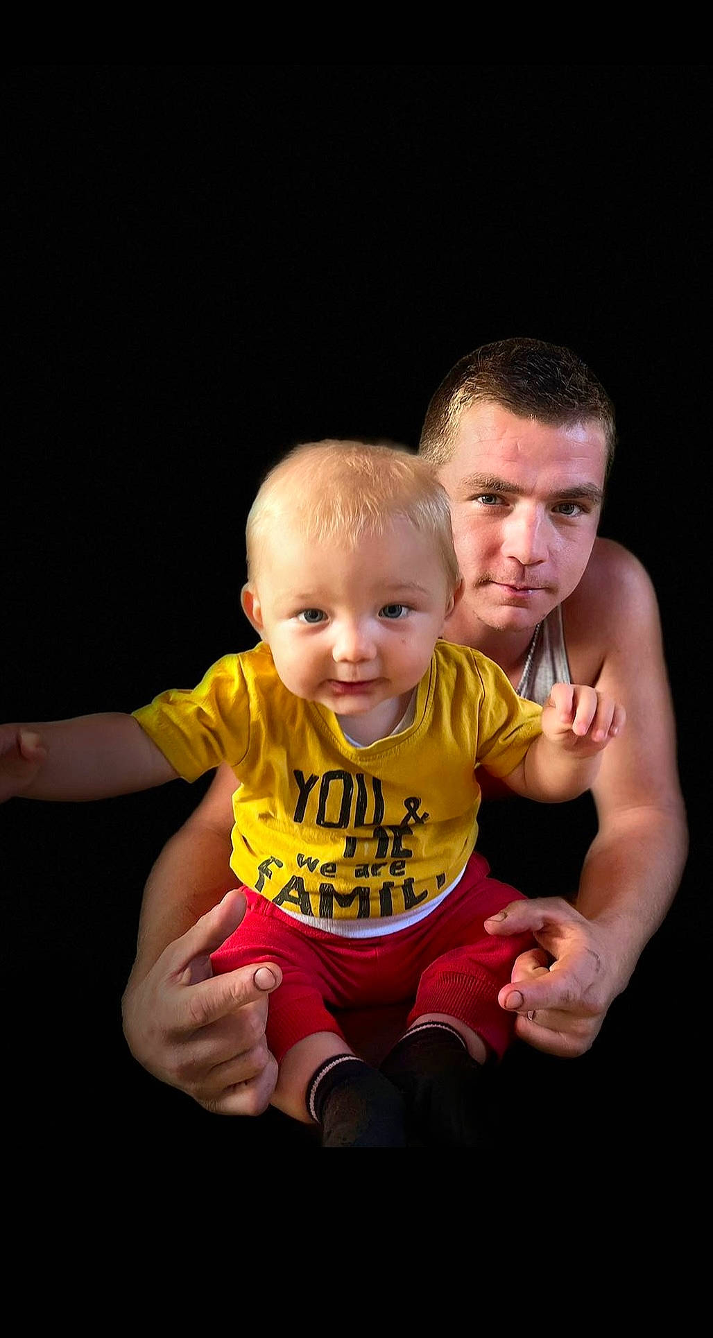 Leo participe au concours pour gagner de l'argent avec cette photo : abdomen, baby, baby_toddler_clothing, cheek, child, event, finger, flash_photography, fun, gesture, grass, hand, happy, lap, person, sitting, smile, t_shirt, thumb, toddler
