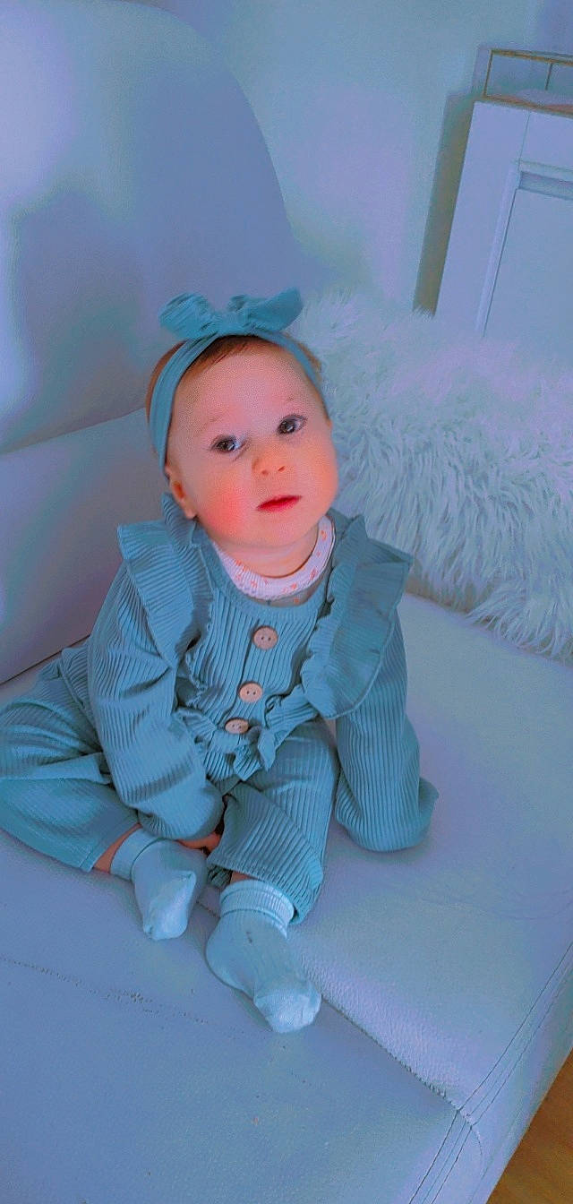 Maëlyne participe au concours pour gagner de l'argent avec cette photo : baby_toddler_clothing, chair, cheek, comfort, electric_blue, eye, flash_photography, flooring, happy, human_body, jacket, leg, lip, mouth, nose, outerwear, person, sitting, skin, sleeve