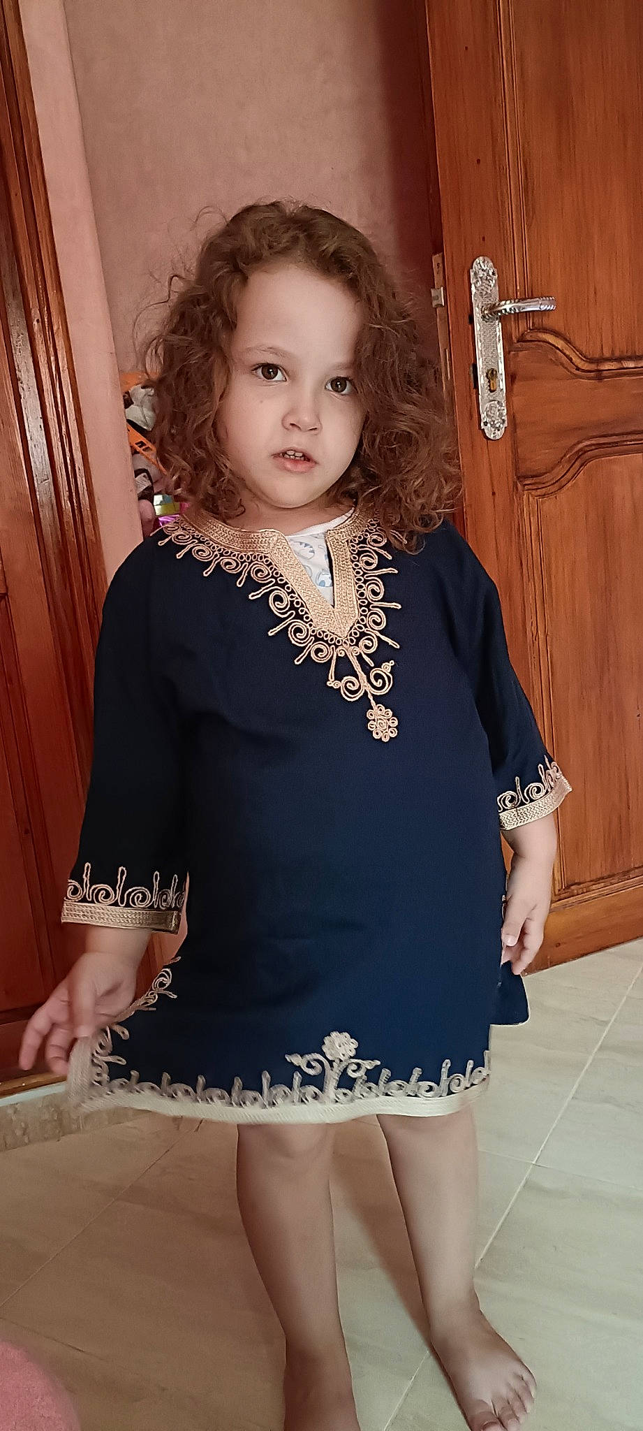 Sophia participe au concours pour gagner de l'argent avec cette photo : blazer, day_dress, door, dress, embellishment, fashion, fashion_design, hairstyle, jewellery, joint, knee, lip, neck, necklace, person, shoulder, sleeve, t_shirt, thigh, trunk