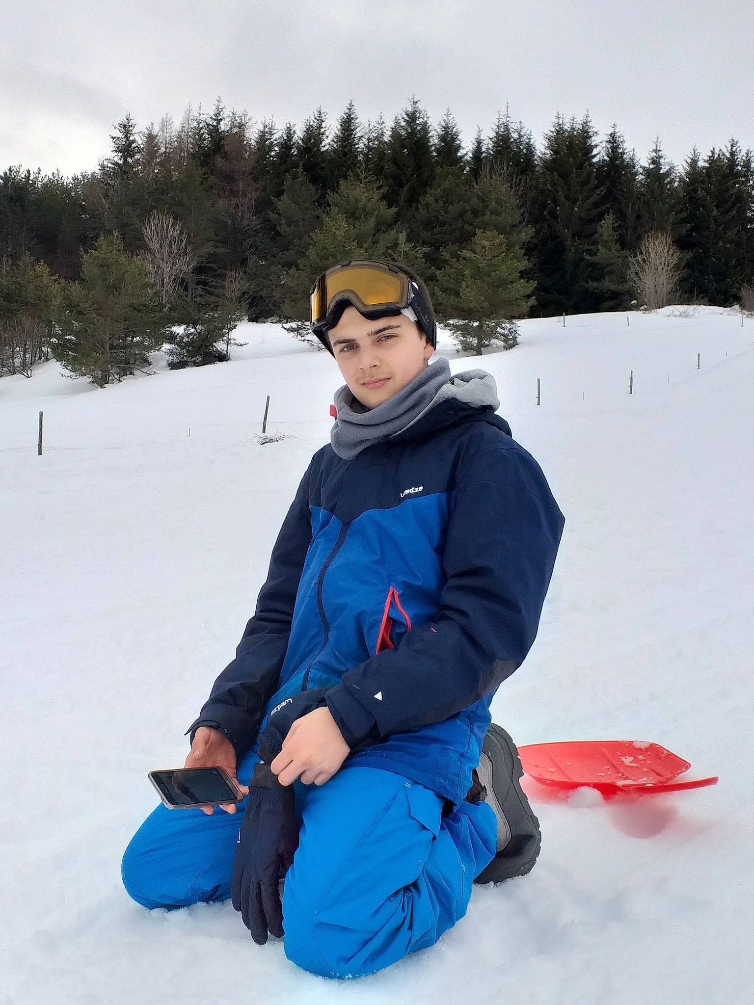 Matheo a rejoint le concours — aidez-le/la à gagner de superbes lots ! freezing, fun, geological_phenomenon, headwear, ice, jacket, outerwear, person, playing_in_the_snow, recreation, sitting, snow, vacation, winter, winter_sport