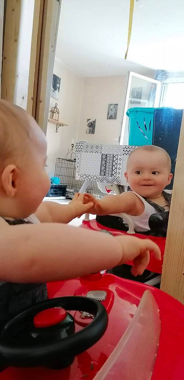 Meyson a rejoint le concours — aidez-le/la à gagner de superbes lots ! baby, child, finger, joy, person, play, thumb, toddler