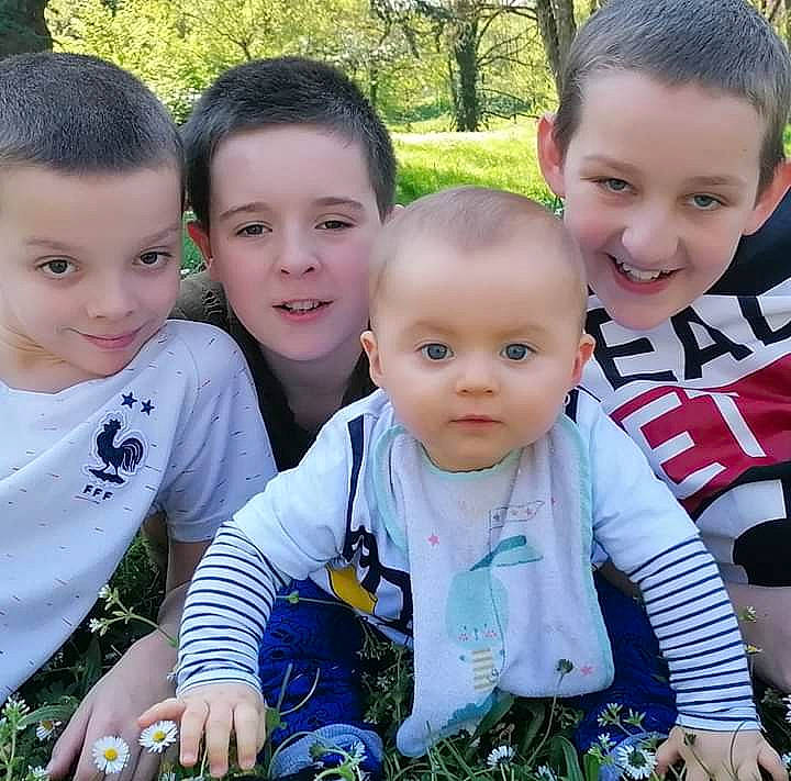 Meyson participe au concours pour gagner de l'argent avec cette photo : child, face, family, grass, happy, joy, people, person, plant, play, sibling, smile, toddler