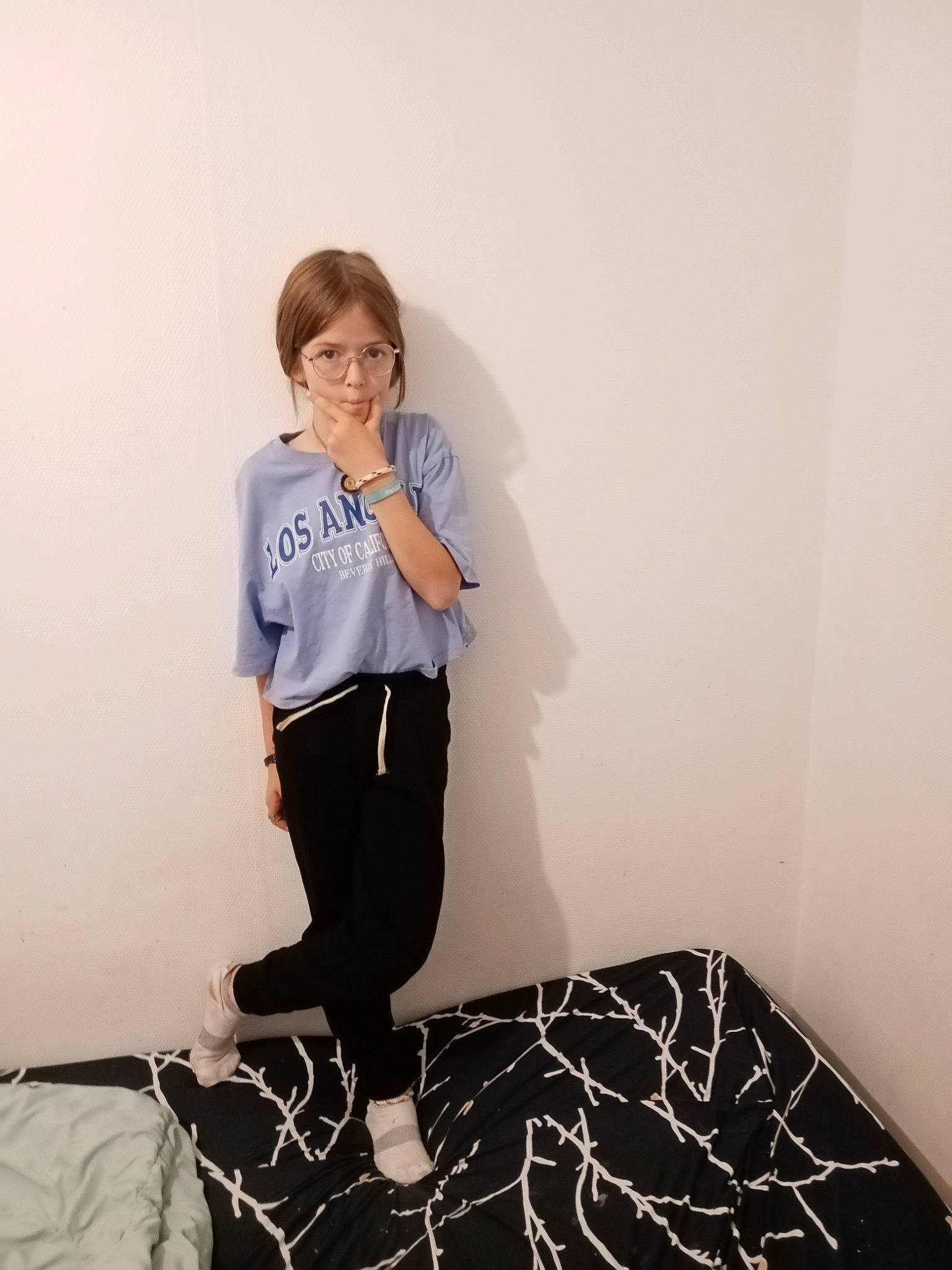 Léa Ch a rejoint le concours — aidez-le/la à gagner de superbes lots ! comfort, denim, electric_blue, eyewear, fashion_design, flooring, glasses, human_leg, knee, pattern, person, room, shoulder, sitting, sleeve, sportswear, t_shirt, thigh, top, visual_arts